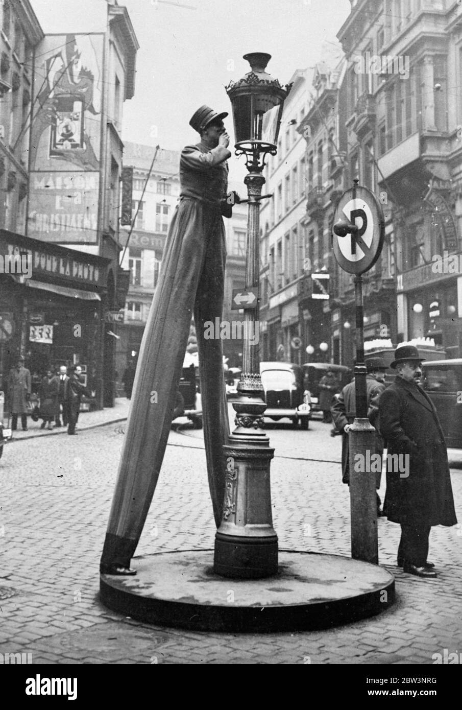 Er strebt nach großen Höhen. Ein Bürger von Brüssel, der darauf besteht, auf seine Mitmenschen zu blicken. 13 Dezember 1935 Stockfoto