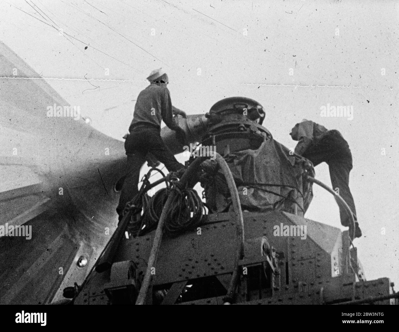 Erste Bilder von Hindenburg Ankunft in Amerika. Nach Europa mit einem riesigen Luftschiff auf Rückflug gebracht. Diese Bilder, die die Hindenburg selbst auf ihrem Rekordrückflug nach Europa zurückbrachte, sind die ersten, die in London nach ihrer Rekordjungfräuüberquerung des Nordatlantiks in Lakehurst, New Jersey, aufgenommen wurden. Hindenburg überquerte in 69 Stunden nach Amerika und absolvierte den Rückflug in Rekordzeit mit einer Durchschnittsgeschwindigkeit von 78 Meilen pro Stunde. Der Atlantik wurde in 29 Stunden 22 Minuten überquert. Diese Bilder stammen von der Goumont British fil Stockfoto