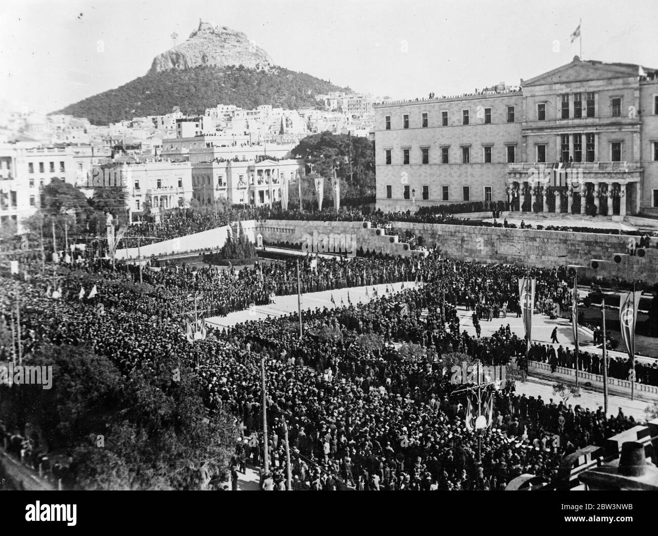 König Georg von den Hellenen kehrt aus dem Exil zurück. Wir wurden von den riesigen Menschenmassen in Athen sehr herzlich empfangen. Ein Blick auf die enormen Menschenmengen versammelten sich, um König George bei seiner Ankunft in Athen zu begrüßen. 27. November 1935 Stockfoto