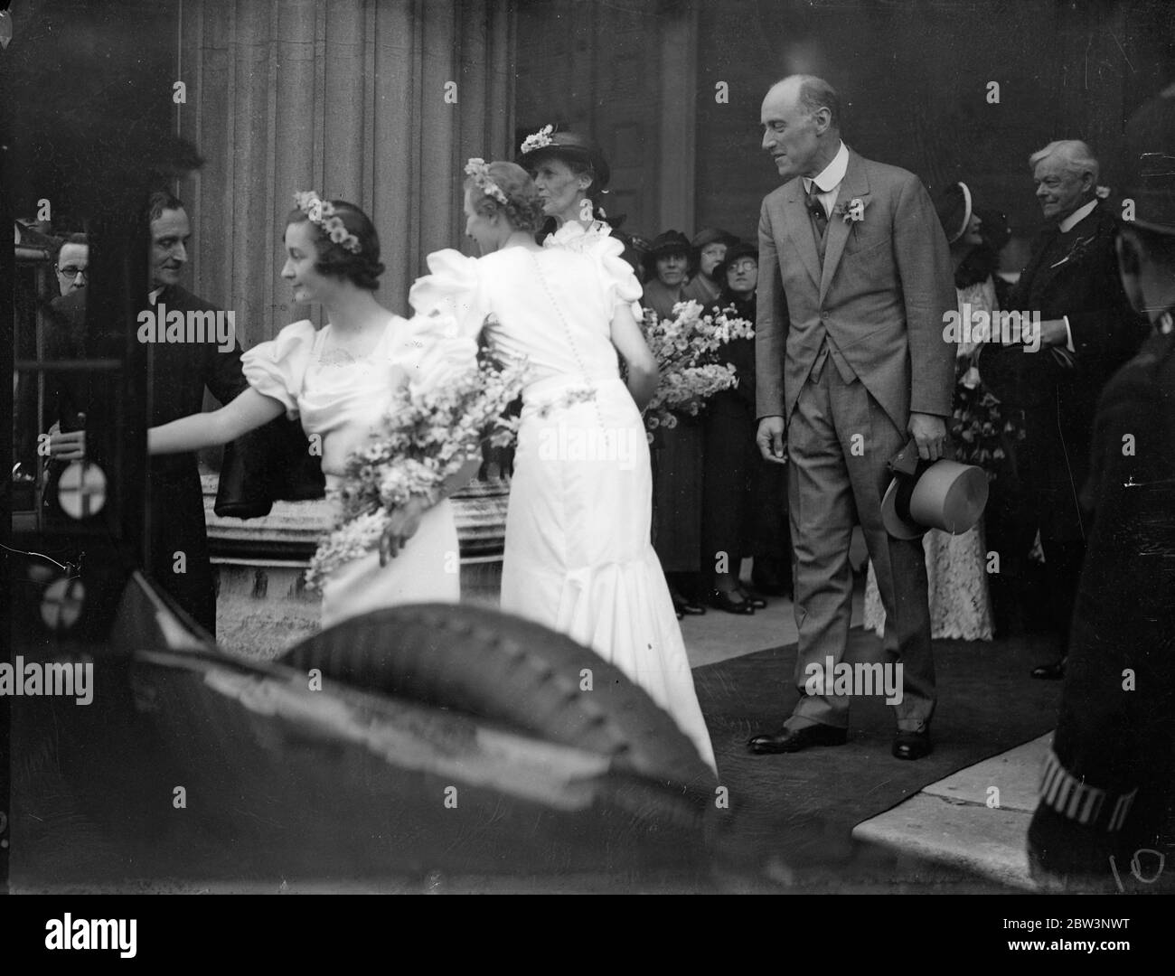 Der Sohn des Luftministers heiratete in London. John Cunliffe Lister, Sohn von Lord Swinton, der Luftminister, und Lady Swinton, war mit Miss Anne Irvine Medlicott, Tochter von Canon R S verheiratet. Medlicott, in St. Peter, Eaton Square. Die Braut trug einen Zweig echter Orangenblüten, die von südafrikanischen Freunden geschickt und von Frau Amyy Mollison auf ihrem Rekordflug vom Kap mitgebracht wurden. Foto zeigt, Lord und Lady Swinton Verlassen der Kirche nach der Hochzeit. 28 Mai 1936 Stockfoto