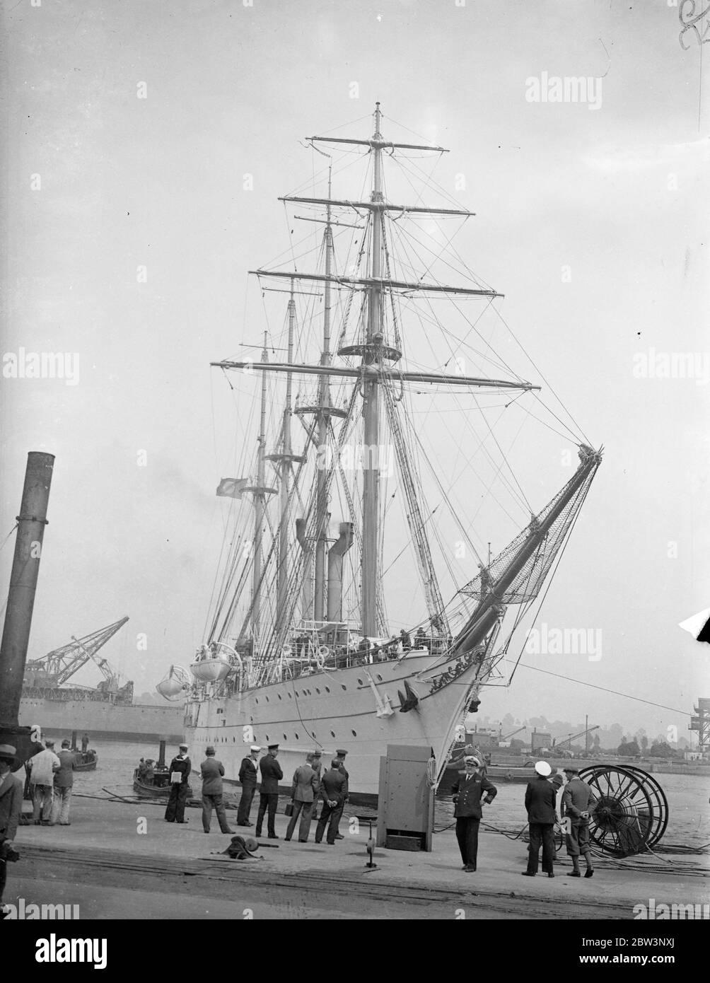 Brasilianisches Ausbildungsschiff bei Chatham . Das brasilianische Trainingsschiff Almirante Saldanha ist in Chatham angekommen und soll bis Juni 29 einen Aufenthalt haben. Das Schiff wird von Commander A C S Dutra befehligt und hat 27 weitere Offiziere zusätzlich zu 34 Mittschiffern im Training, die Gesamtkomplement ist etwa 300. Der Besuch markiert die freundschaftliche Vereinigung der britischen und brasilianischen Navies. Foto zeigt, die Almirante Saldanha Eingabe Chatham Werft. 19 Juni 1936 Stockfoto