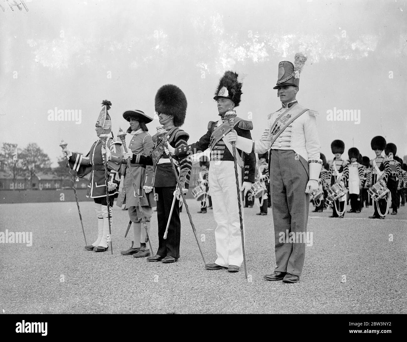 Musik der Trommeln für Aldershot Tattoo geprobt. Die "Musik der Trommeln", die eines der Hauptelemente auf der diesjährigen Aldershot Tattoo sein wird, wurde auf dem Paradeplatz der 1. Garde Brigade, Stenhope Lioss, Aldershot geprobt. Kostüme der 17, 18, 19 Jahrhunderte sind nachgetragen. Foto zeigt, Drum Majors in Kostüm bei der Probe. Mai 1936 Stockfoto