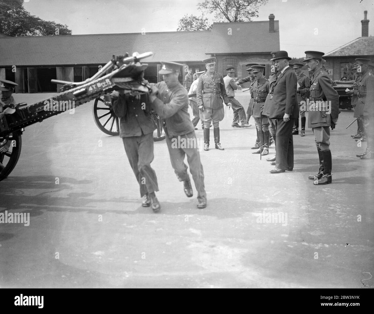 Earl of Athlone und Chief of Imperial General Staff besuchen Royal Artillery Depot in Woolwich . Der Earl of Athlone und Feldmarschall Sir Archibald Montgomery Massingberd beobachten ein Gewehrteam. 19 Juli 1935 Stockfoto
