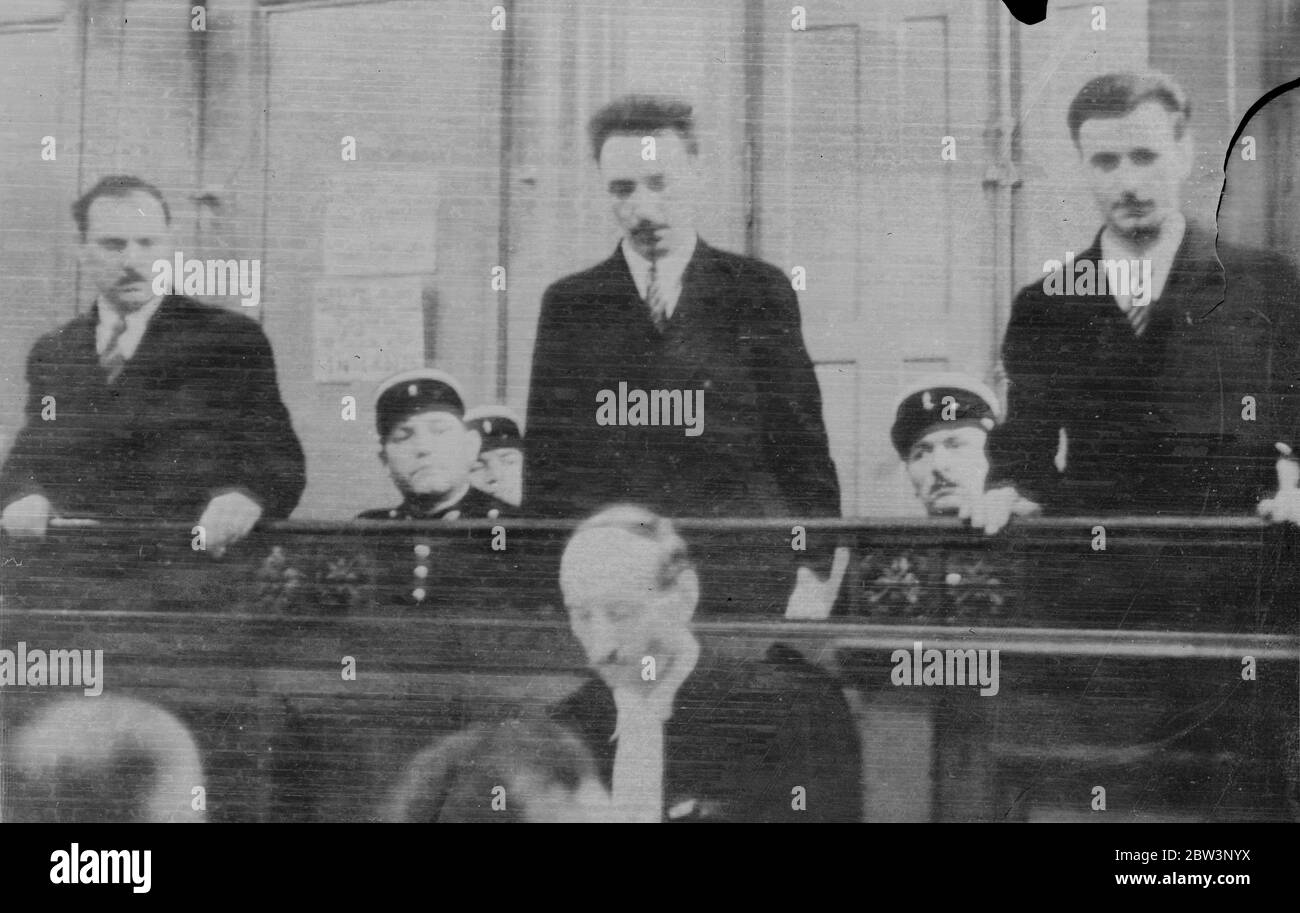 Angeklagte Kroaten erklären stillen Streik gegen neue Verteidigung Anwalt . Pospichil Kral und Baitch stehen im Dock in Aix en Province. Im Vordergrund steht Maitre Saudino, ihr neuer Anwalt. 21. November 1935 Stockfoto