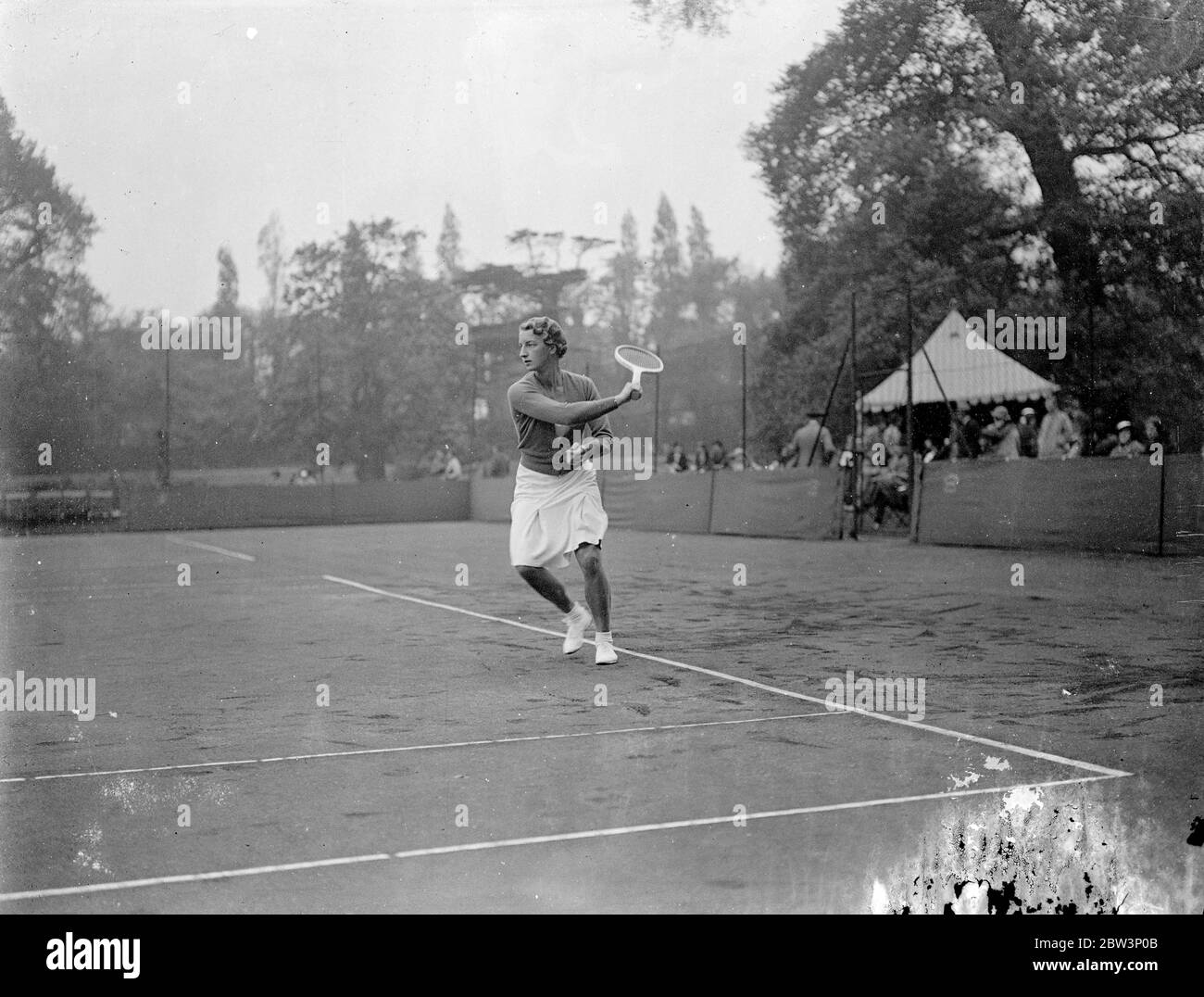 Senorita Lizana und Miss Hardwick treffen sich im Hurlingham Tennis Finale. Die chilenische Tennisspionin Anita Lizana trifft Miss Mary Hardwick im Finale der Frauen-Singles in Hurlingham. Senorita Lizana schlug Frau Strawson im Halbfinale, und Miss Hardwick besiegte Frau M M Moas. Foto zeigt, Miss Mary Hardwick im Spiel während des Finales in Hurlingham. Mai 1936 Stockfoto