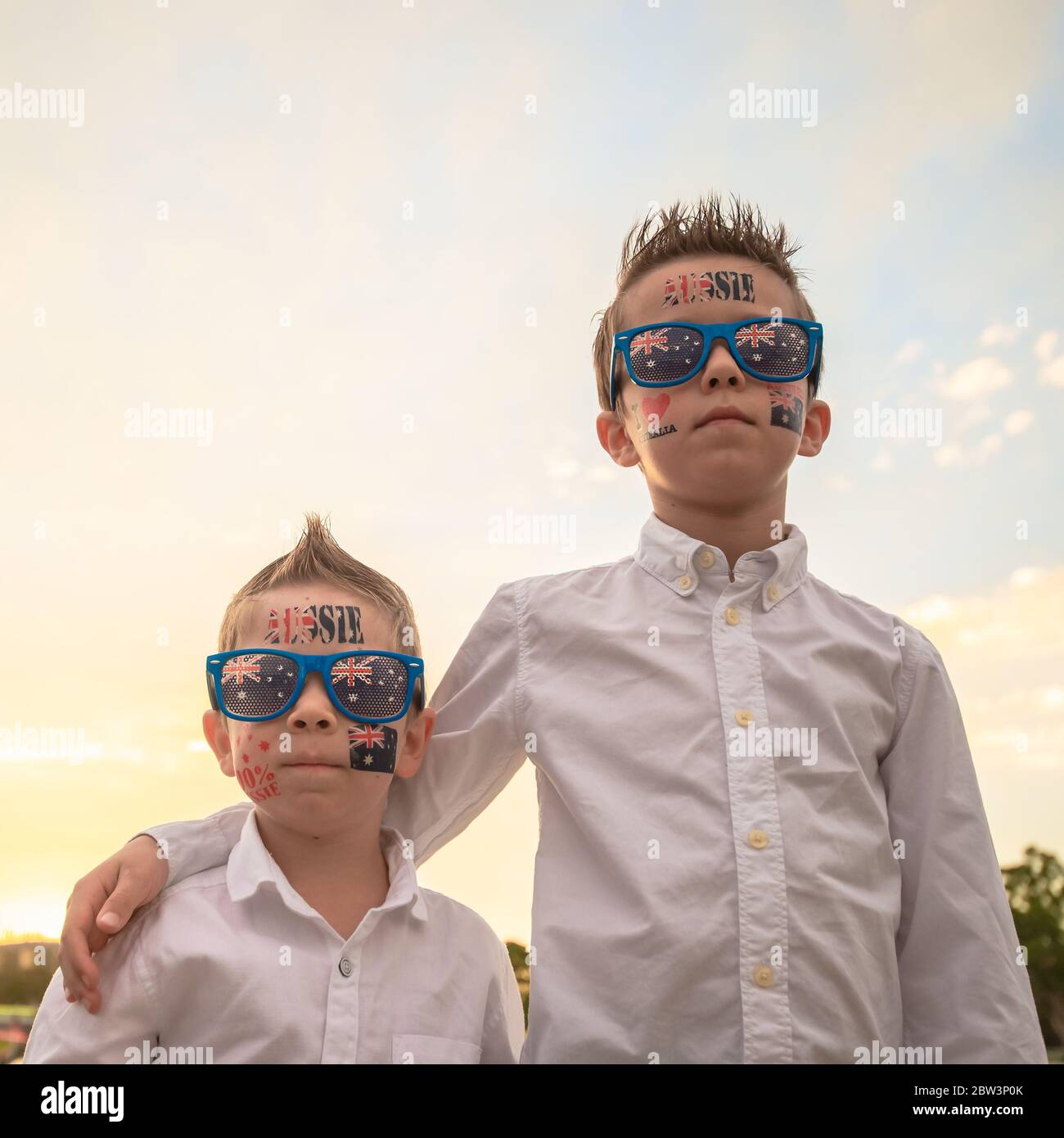 Zwei australische Jungs feiern den Australia Day in Adelaide Stockfoto