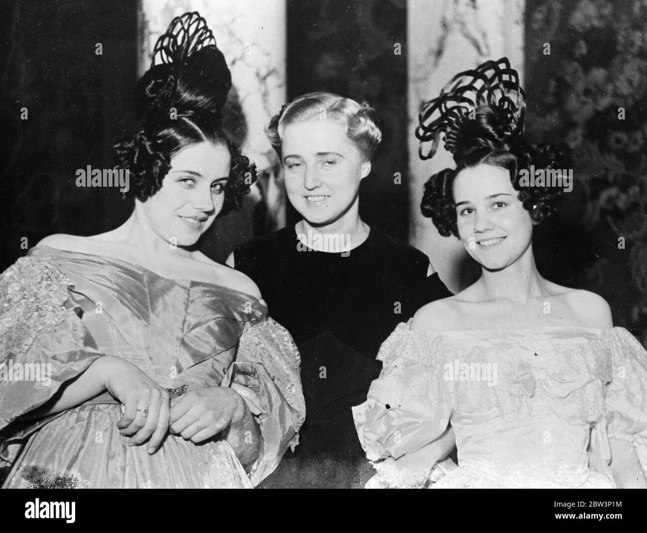 Hundert Jahre von Frauen ' s Friseur . Die Locken von 1830 kontrastierten mit den blonden Wellen von 1936, als der "Friseurkongress" in Wien stattfand. Führende Continental Friseure konkurrierten. Foto zeigt, zwei Stile von 1836 mit einem Stil von 1936 (Mitte) auf dem Kongress kontrastiert. Januar 1936 Stockfoto