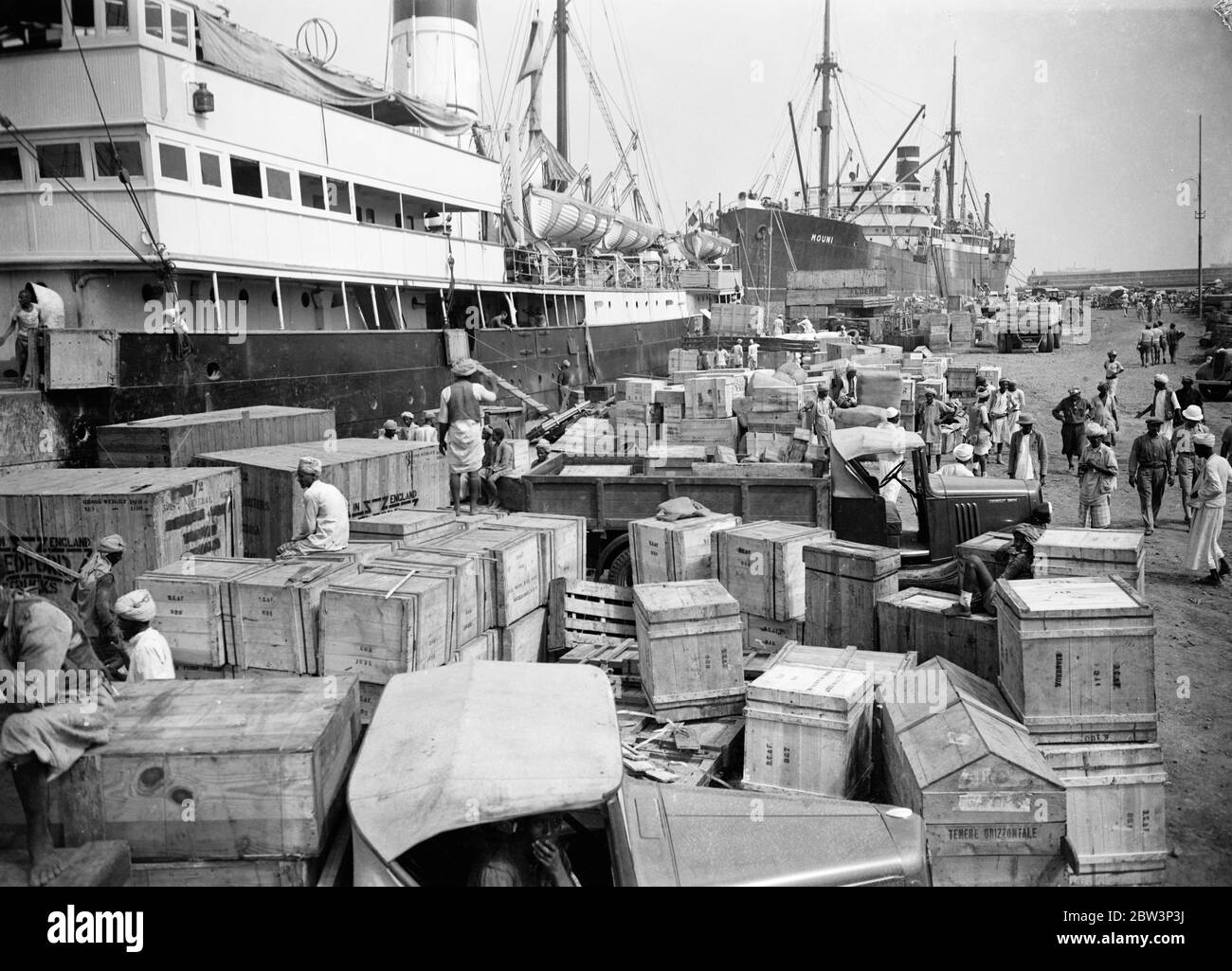 400,000 Tonnen Kriegsmaterial kommen trotz Sanktionen jeden Tag in Massawa an - Italien spart sich für die Regenzeit. Die Docks in Massawa stapelten sich hoch mit allen Arten von Kriegsvorrat. Dezember 1935 Stockfoto