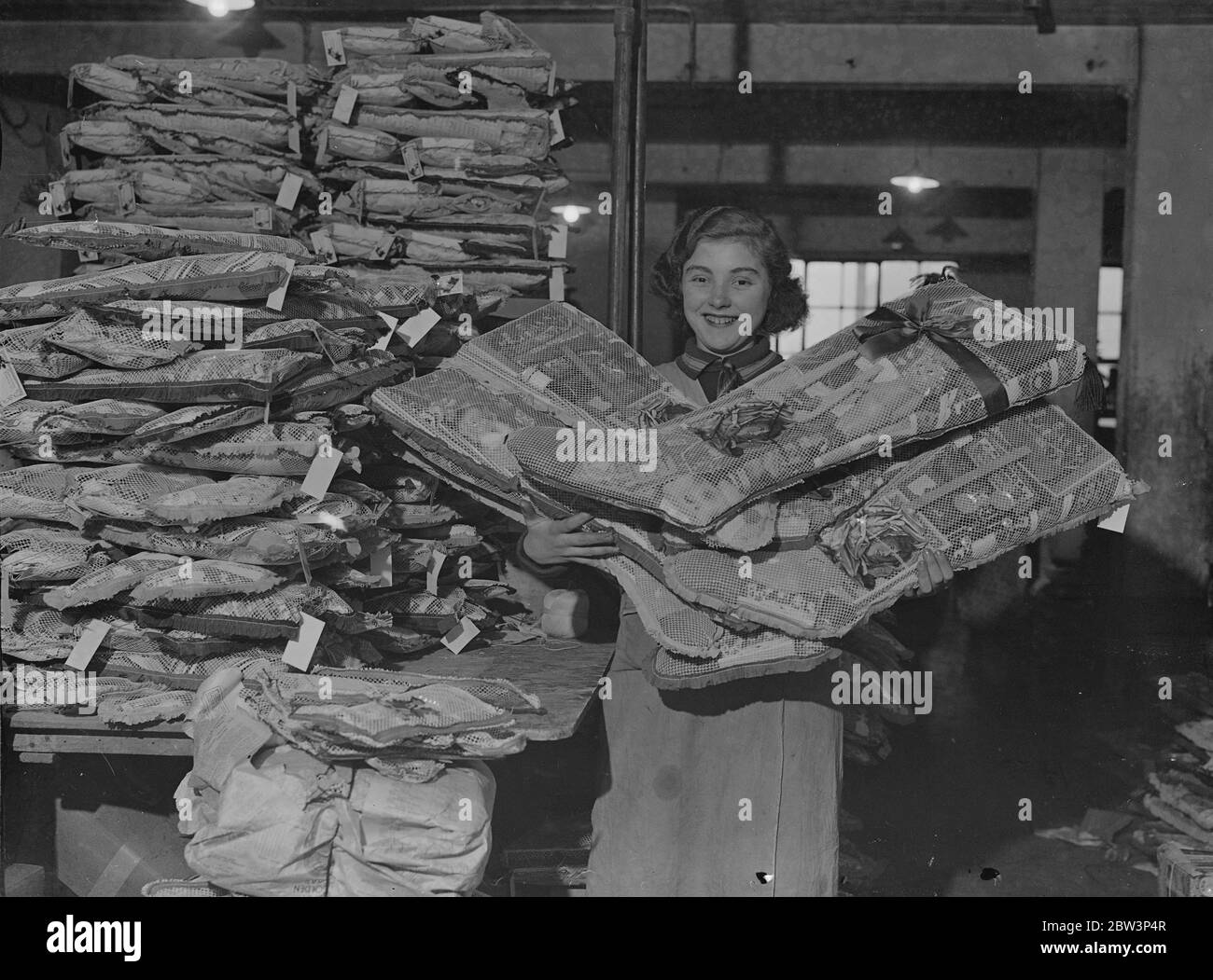 Riesige Strümpfe mit Spielzeug bereit für Weihnachten verpackt, in einer Pentonville Road Fabrik. 21. November 1935 Stockfoto