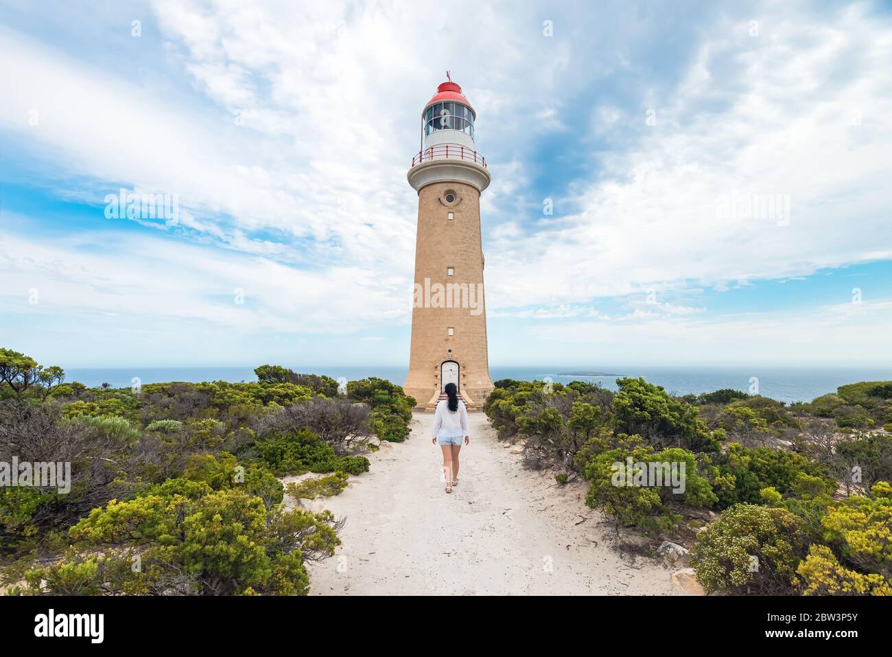 Frau, die zum Cape Du Couedic Lighthouse, Kangaroo Island, geht Stockfoto