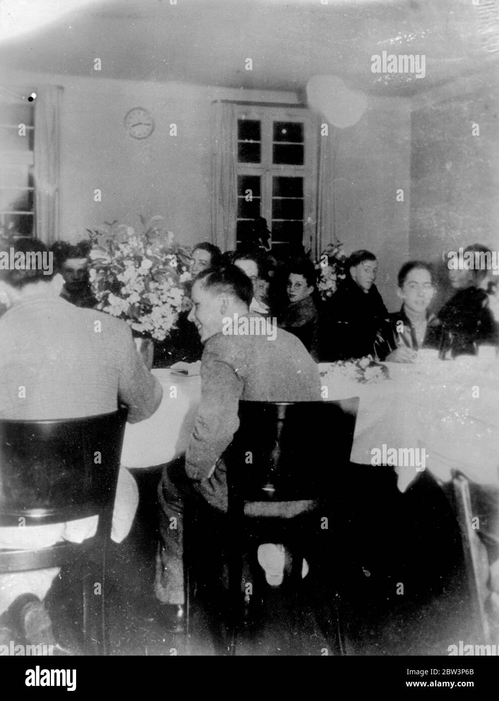London Jungen sicher nach Black Forest Berg Tortur, sagte, dass fünf Kameraden starben. Unwissend, dass fünf ihrer Kameraden umgekommen waren, lachte der Rest der Londoner Jungs, die in einem Schneesturm auf einem Schwarzwaldberg gefangen waren, und scherzte über die erschreckende Erfahrung, als sie nach der Rettung in Feiburg ein Essen genossen. Sie wurden später von ihrer Tradition erzählt. Foto zeigt, die Londoner Jungs genießen ein Essen in Freiburg nach ihrer Rettung. 20. April 1936 Stockfoto