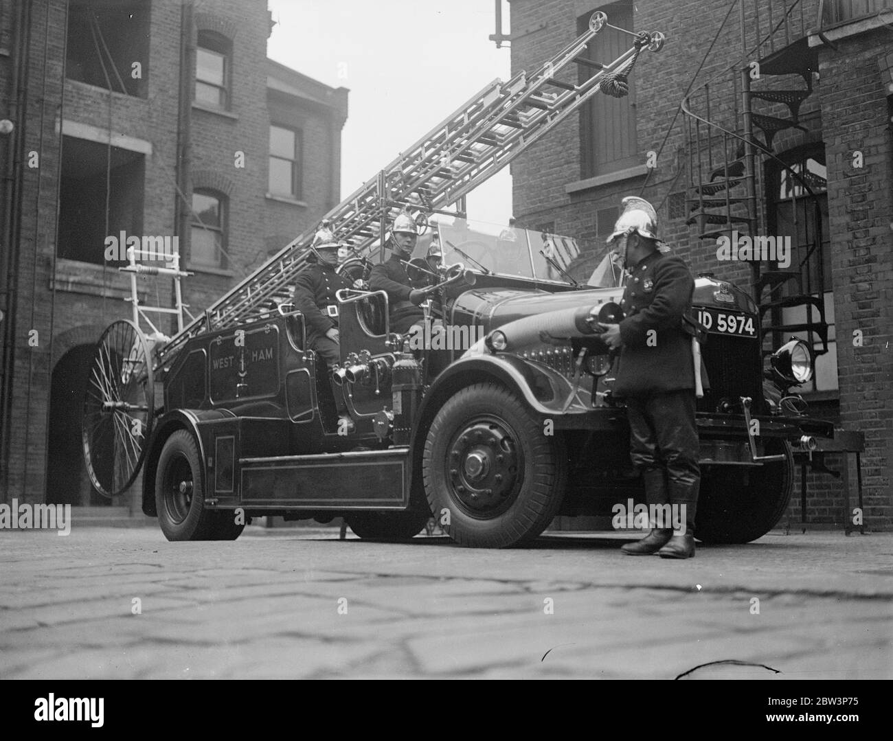 West Ham Feuerwehrmotor wie ein Reisebus. Eine neue Feuerwehrmaschine, in deren Front sind Sitze so angeordnet, dass die Feuerwehrleute sitzen Motor-Coach Mode hinter dem Fahrer und Offizier wurde von West Ham Feuerwehr freigesprochen. Montiert auf dem Motor ist eine neue 50 Fuß Feuerschutzabbruchfläche komplett aus Stahl. Es gibt eine Pumpe an beiden Seiten in der Lage, 800 Gallonen Wasser pro Minute liefern. Foto zeigt, West Ham Feuerwehrleute auf ihrem neuen Feuerwehrmann sitzen. 10 Dezember 1935 Stockfoto