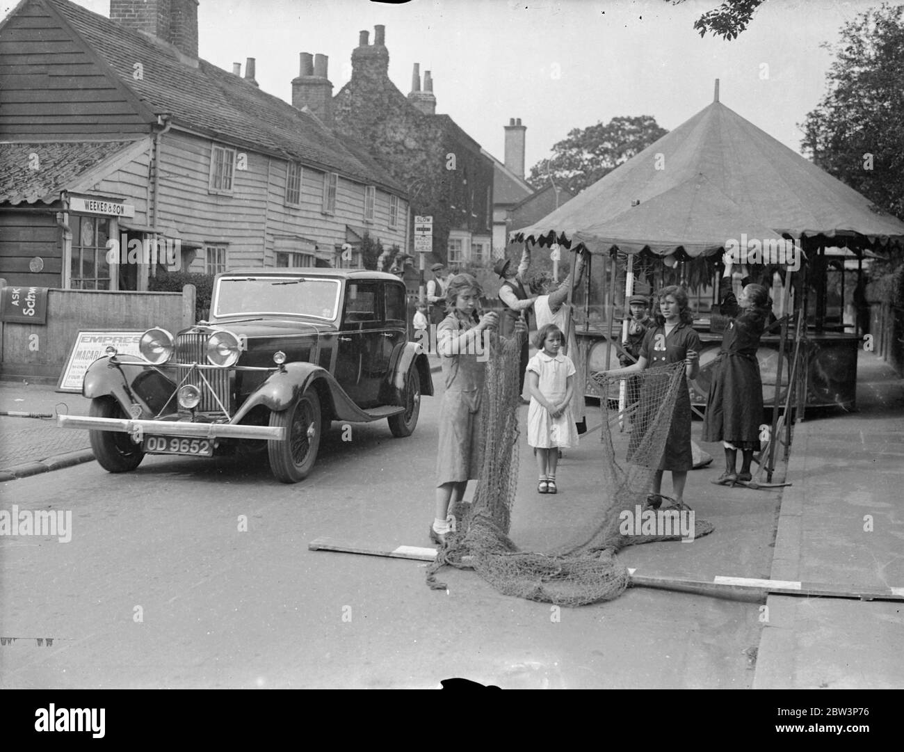 800 Jahre alt Cheam Fair öffnet in der Straße als rat sucht zwölften Jahrhundert Charter. Die Messe in Park Road , Cheam . 15 Mai 1936 Stockfoto