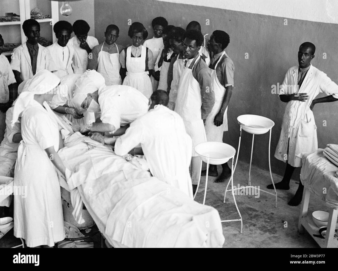 Notoperation der Bombenangriffe in Harar Rotes Kreuz , Krankenhaus . Diese Bilder , von einem Mitarbeiter Fotograf gemacht und eilte nach London per Flugzeug , zeigen eine wichtige , aber wenig bekannten Teil des Krieges in Abessinien , das Rote Kreuz Dienste , vor allem von freiwilligen Arbeitern gegründet und unter enormen Schwierigkeiten weiter . Diese Bilder wurden im Krankenhaus des Roten Kreuzes in Harar gemacht, der Hauptstadt des Südens, wo Abessinier Soldaten, die in den heftigen Kämpfen an der Südfront verletzt wurden, von Ärzten der schwedischen Mission besucht werden. Foto zeigt , eine Notoperation an einer Abessinien Stockfoto