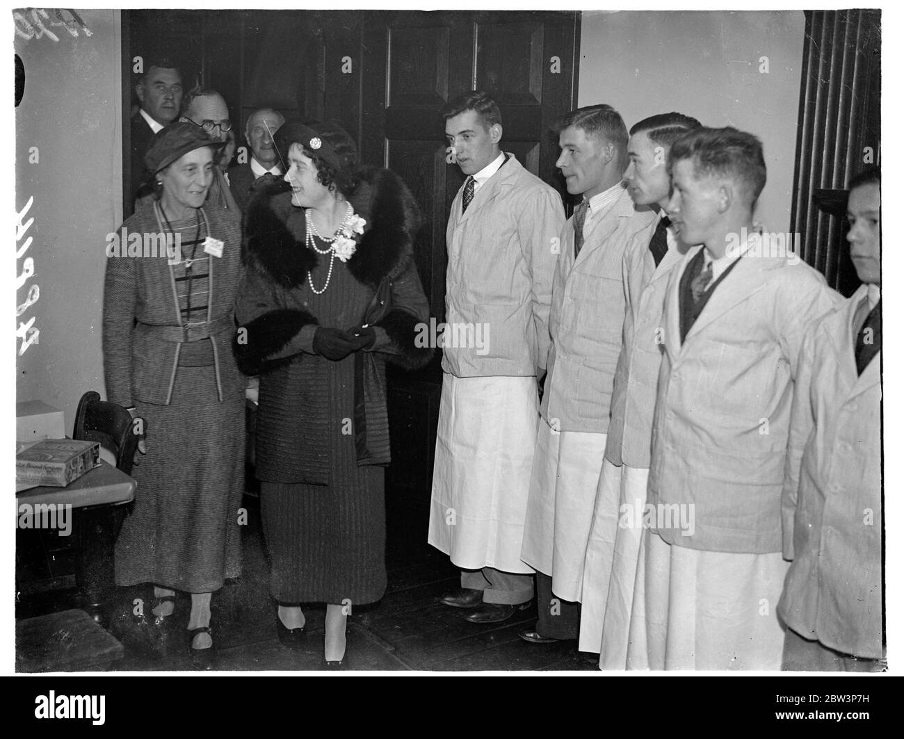 Herzogin von York eröffnet Ausbildungszentrum in Tenterden . Die Herzogin von York eröffnete das Service Training Center in St. Michael ' s Grange, Tenterden, Kent, und wurde von einer großen Menge angefeuert, als sie eine Adresse der Begrüßung im Rathaus erhielt. Foto zeigt, die Herzogin von York bereist das neue Trainingszentrum mit den Jungs. . 11 Dezember 1935 Stockfoto