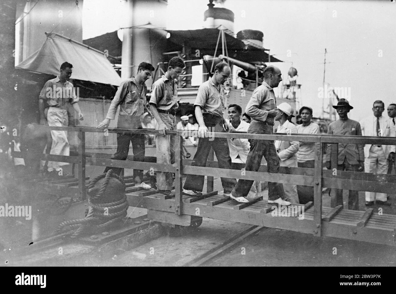 Grafische Bilder der Rettung des britischen Schiffswracks, 43 von amerikanischen Kriegsschiff in den Philippinen abgeholt. Die meisten grafischen Bilder jemals von Rettung auf See gemacht. Sie wurden aufgenommen, als 43 Überlebende des Londoner Dampfer Silverhazel vom amerikanischen Zerstörer USS Peary abgeholt wurden, nachdem das Schiff in zwei auf San Bernardino Island auf den Philippinen in einem Sturm gebrochen war. Die Überlebenden verbrachten zwei Tage und Nächte auf einem wellengefegten Felsen, bevor sie auf improvisierten Flößen entkamen. Frau Neil Williams, eine amerikanische Passagierin, wurde verrückt und wurde vom Felsen gefegt und ertrunken. Die Körper der Kappe Stockfoto