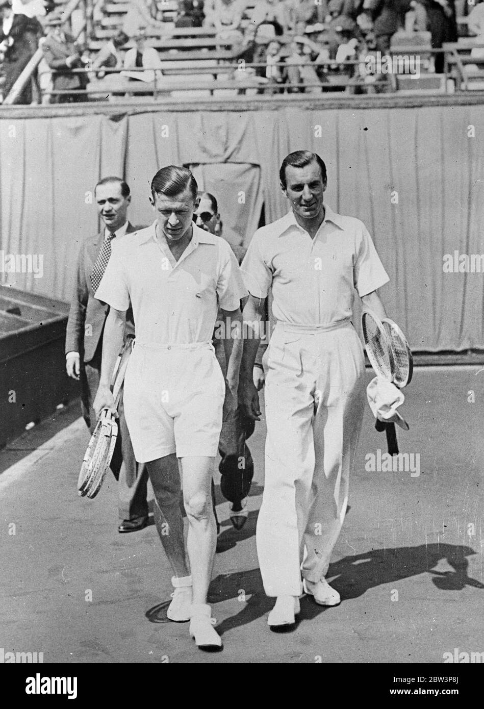 Perry und Austin, führende britische Spieler, besiegt in Paris Turnier. Fred Perry und HW Austin, die führenden britischen Tennisspieler, wurden beide im Turnier zwischen den International Clubs von Großbritannien und Frankreich im Stade Roland Garros in Paris besiegt. Perry wurde von Christian Boussus, dem französischen Meister, 6 - 4, 6 - 8, 6 - 2 besiegt und Austin fiel vor Bernard Destremeau in zwei Sätzen 8 - 6, 6 - 2. Foto zeigt, Perry (rechts) gratulierte Boussus nach ihrem Spiel. 17 Mai 1936 Stockfoto