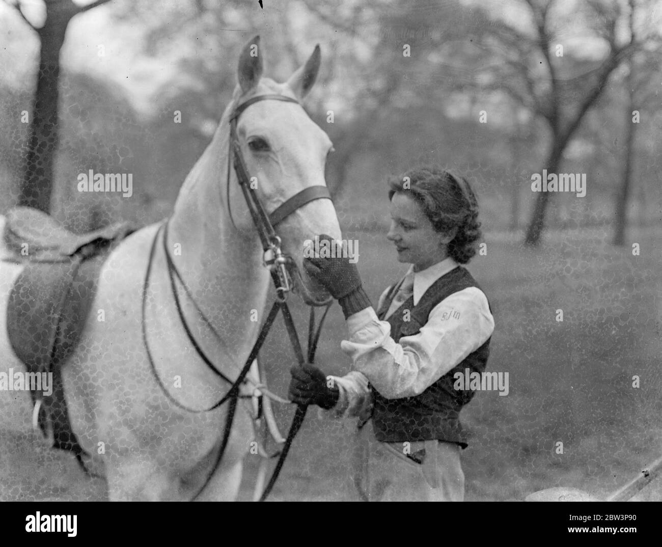 Reiten ' Unterscheidung ' . Miss Gavy Martin, eine Reiterin in Rotten Row, Hyde Park, schlägt mit ihren Initialen auf ihrer Reitbluse eine Romannotiz auf. Mai 1936 Stockfoto