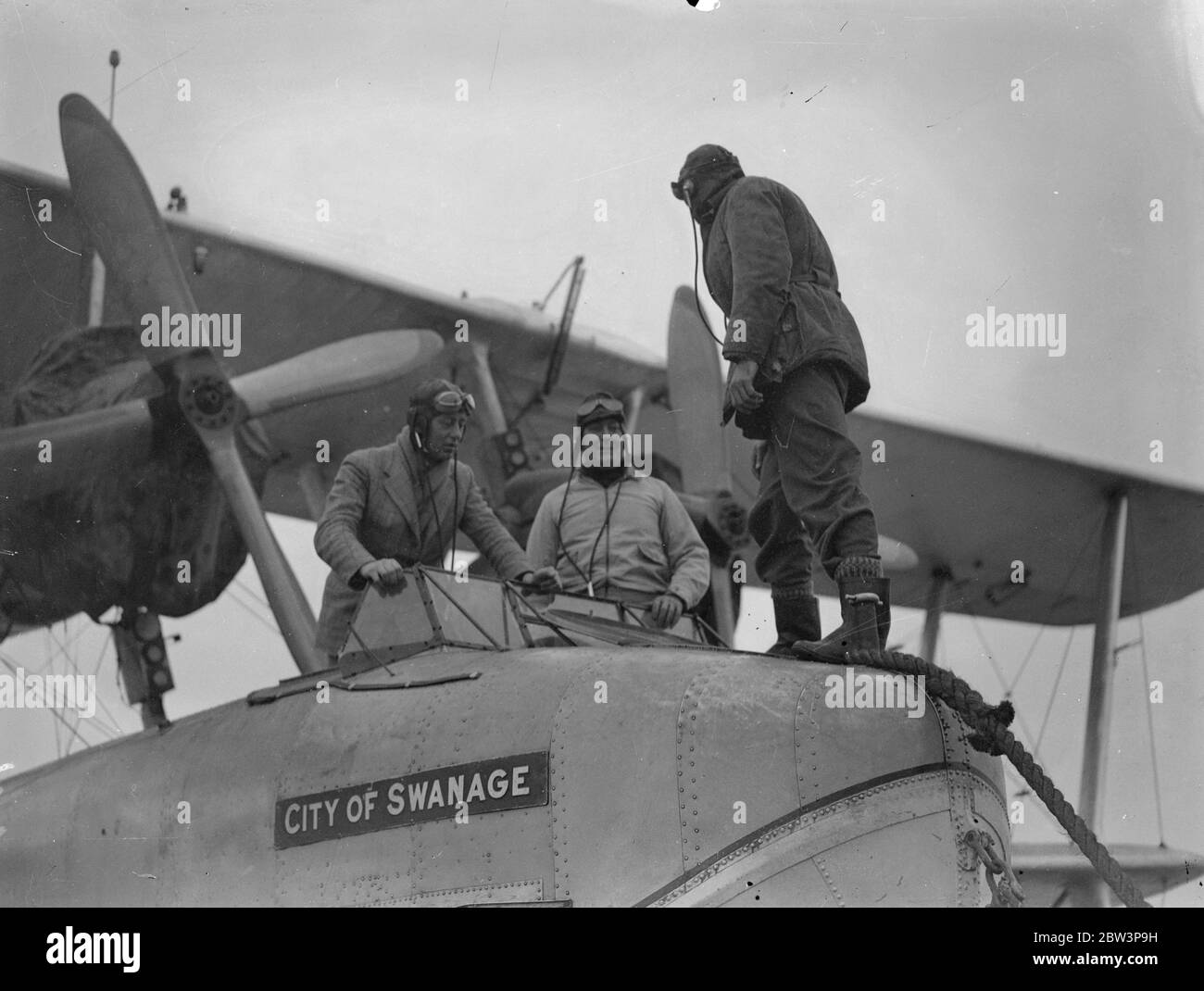 Nach der Entscheidung, den Start der Atlantic Umfrage Flüge im nächsten Jahr und commencet einer experimentellen Luftpost-DiensteHortly nach, Imperial Airways Piloten erhalten Flugbootunterricht an einem Hamble, Hampshire, Flugschule. Sie erhalten eine bestimmte Anzahl von Stunden Vorbereitungstraining auf den Cutty Sark Light Amphibion Booten und übernehmen dann die Mehrmaschinenmaschine, ähnlich wie auf den Empire Routen. Imperial Airways hat den Schülern ein kurzes Calcutta-Flugboot für ihre Ausbildung übergeben. Foto zeigt, Imperial Airways Piloten erhalten instructio Stockfoto