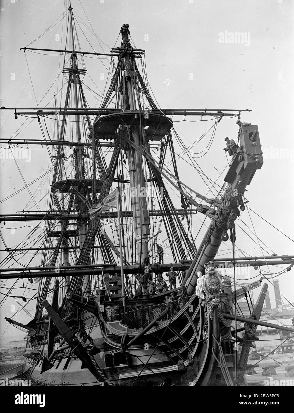 Entfernen ' Sieg ' s ' bowsprit in Portsmouth, kann Schlacht von Trafalgar gesehen haben. H M S Victory, Nelson ' s berühmten Flaggschiff, wird Reparaturen an Portsmouth Dockyard. Der Geist ist verrottet und wird entfernt. Dazu ist es notwendig, den Figurkopf abzuziehen. Das letzte Mal, dass etwas getan wurde, um den Geist bowSpirit war in 1859, wenn es refitted. Es gibt keine Aufzeichnung des Alters der bowspirit , aber es wird angenommen, entweder in 1805, dem Jahr des Trafalgar ausgestattet worden . Das Schiff wurde 1765 gebaut. Foto zeigt, Entfernen der Victory ' s Bogengeist in Portsmouth Dockyard. Th Stockfoto