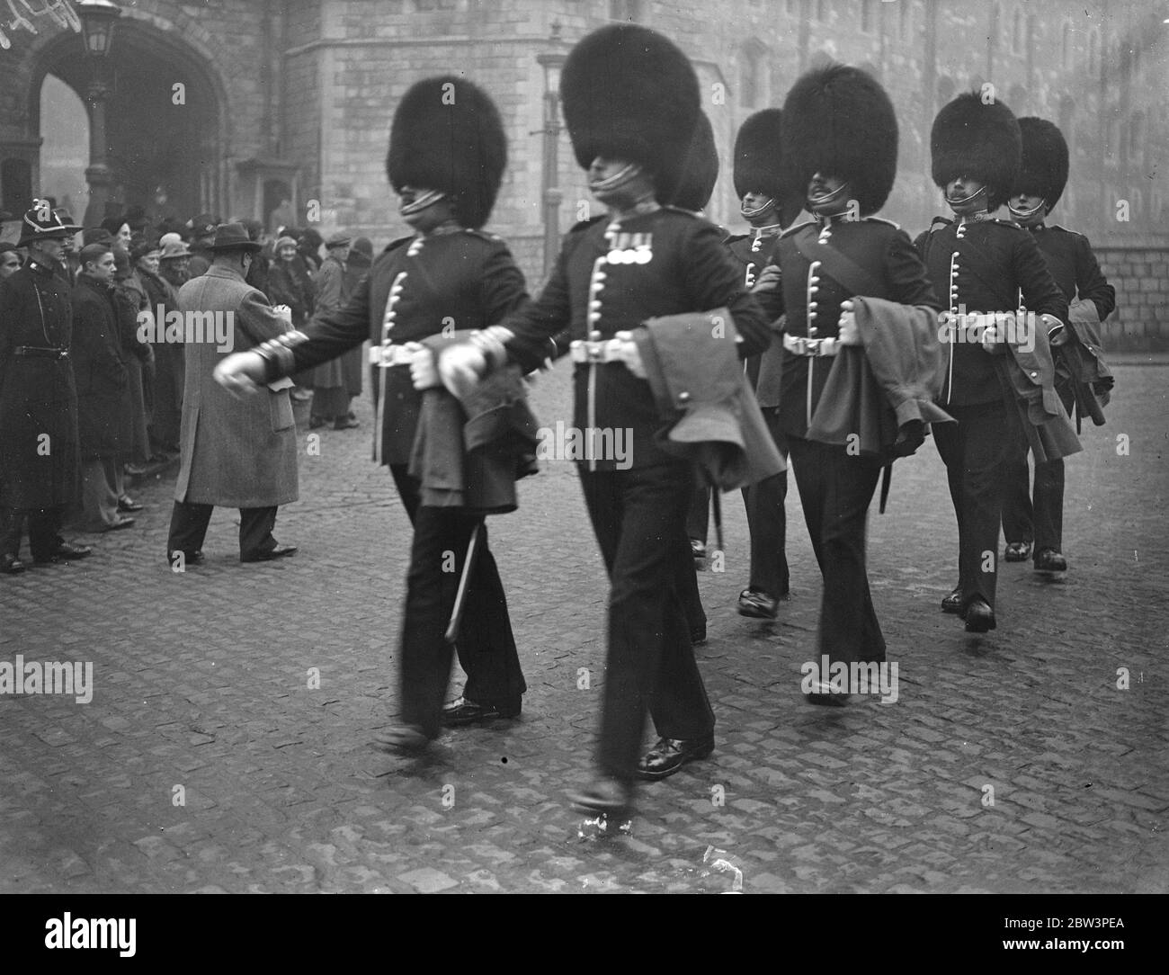 Pall Träger verlassen nach Prinzessin Victoria 's Beerdigung. Coldstream Guards, die als Pall Träger gehandelt, verlassen nach der Beerdigung in Windsor, Berkshire. Dezember 1935 Stockfoto