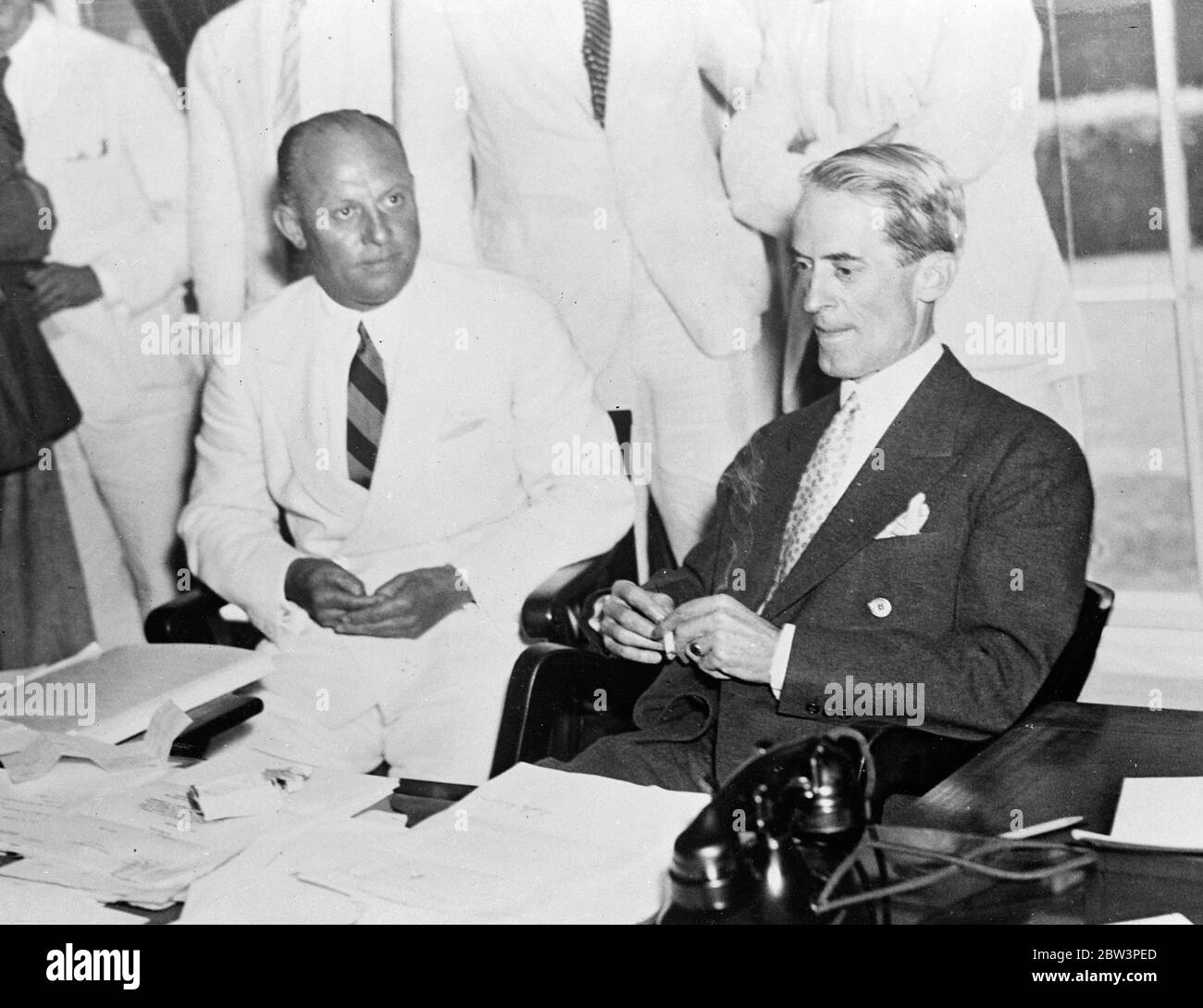 James A Moffett bei der Bundeswohnungsverwaltung . Dezember 1935 Stockfoto