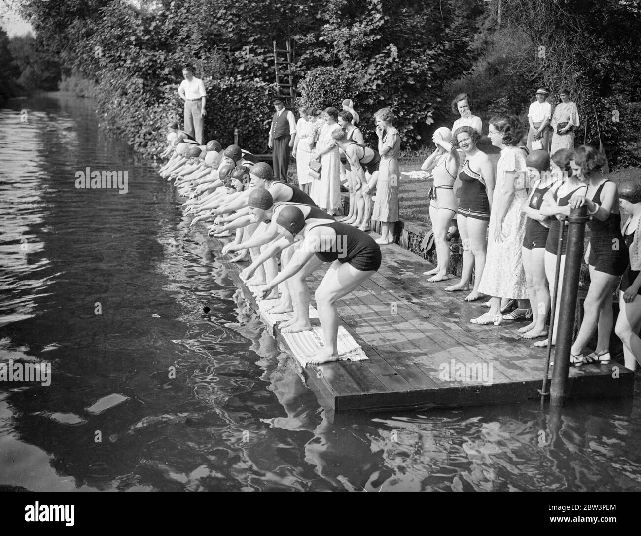 Polytechnic Damen Fluss Schwimmen Rennen in Taplow. Teilnehmer am Start des Rennens . 20 Juni 1936 Stockfoto