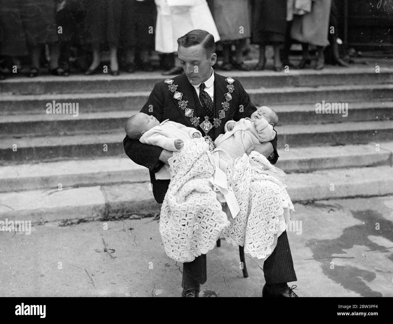 Gewinner der Queen ' s Coverlets bei Claremont Baby Show . Foto zeigt, der Bürgermeister o Islington, Alderman C H Simmons, mit den Gewinnern der Queen ' s Deckeln, Bryan Kneuss (links) und Leslie Brown (rechts). 26. September 1935 Stockfoto