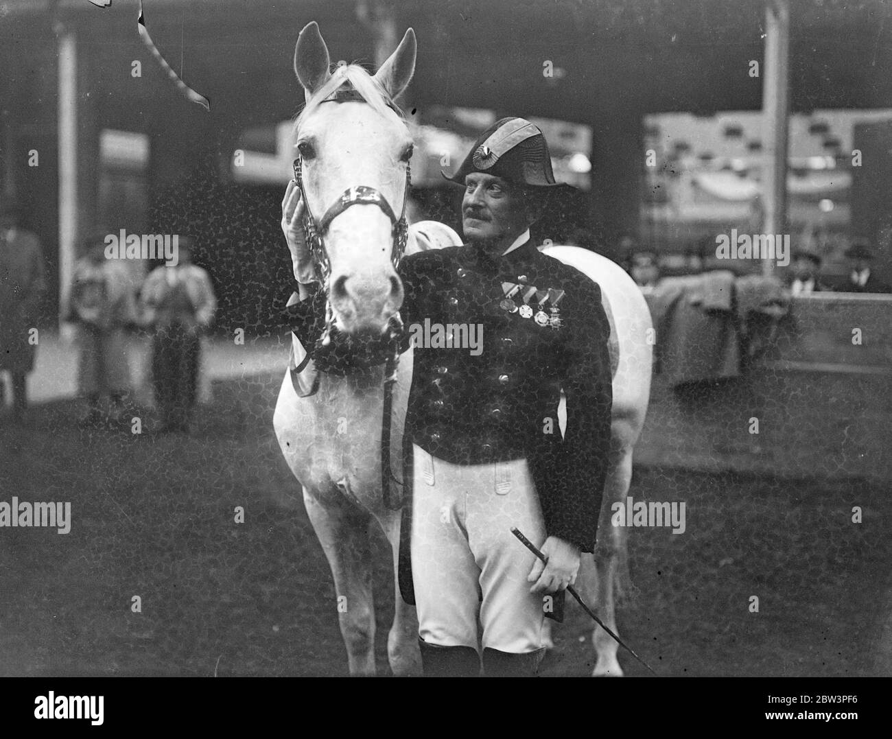 Leiter des Wiener Teams für internationale Pferdeshow. Reiter der historischen Imperial Riding School in Wien probten das Pferdeballett im Olympia, London, zur Eröffnung der Internationalen Pferdeschau im Mai 30. Foto zeigt, Chief Riding Master Herr Zrust und sein Pferd Elizabeth. Er ist der Leiter des Teams. 28 Mai 1936 Stockfoto