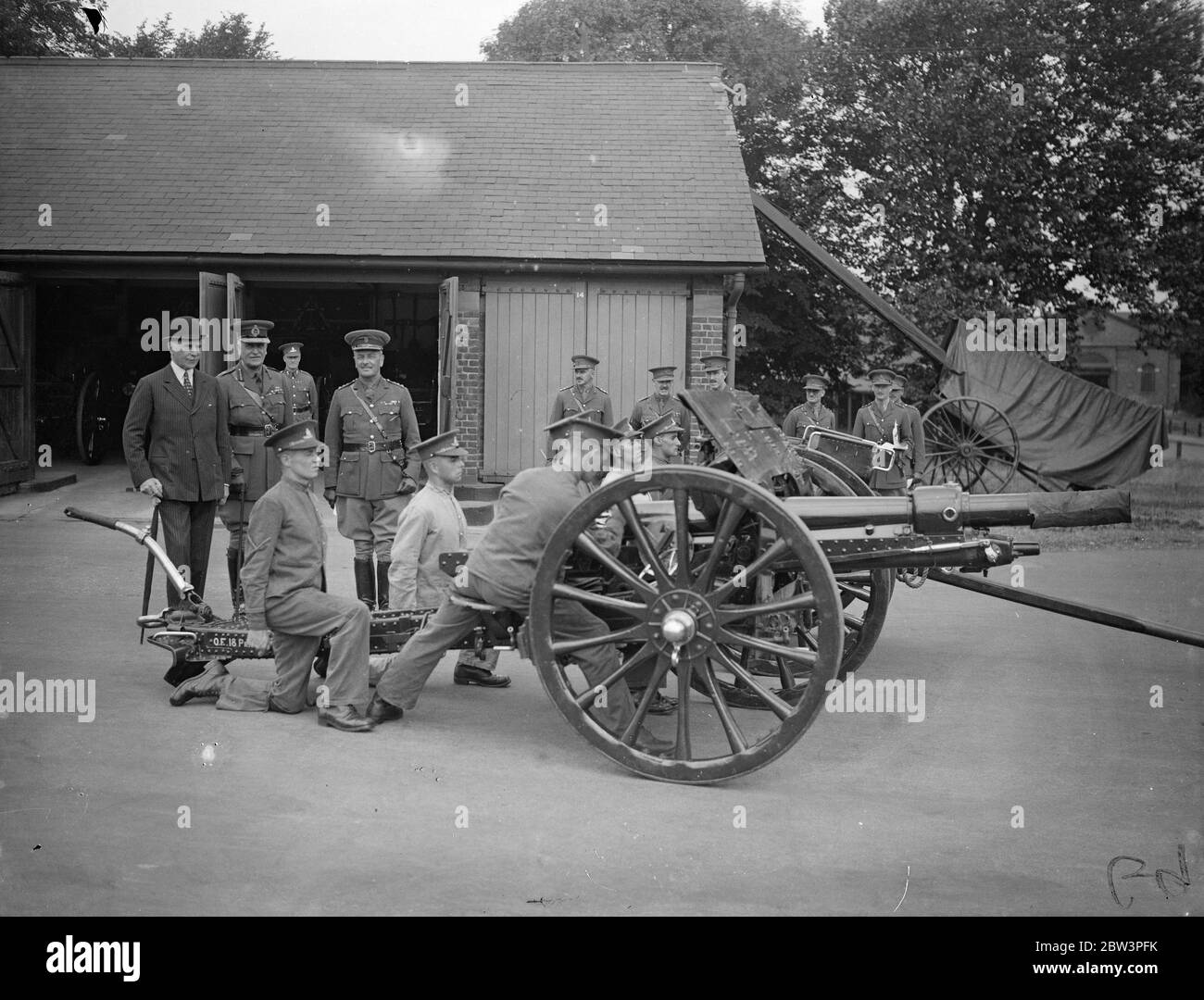 Earl of Athlone und Chief of Imperial General Staff besuchen Royal Artillery Depot in Woolwich . Der Earl of Athlone und Feldmarschall Sir Archibald Montgomery Massingberd beobachten ein Gewehrteam. 19 Juli 1935 Stockfoto