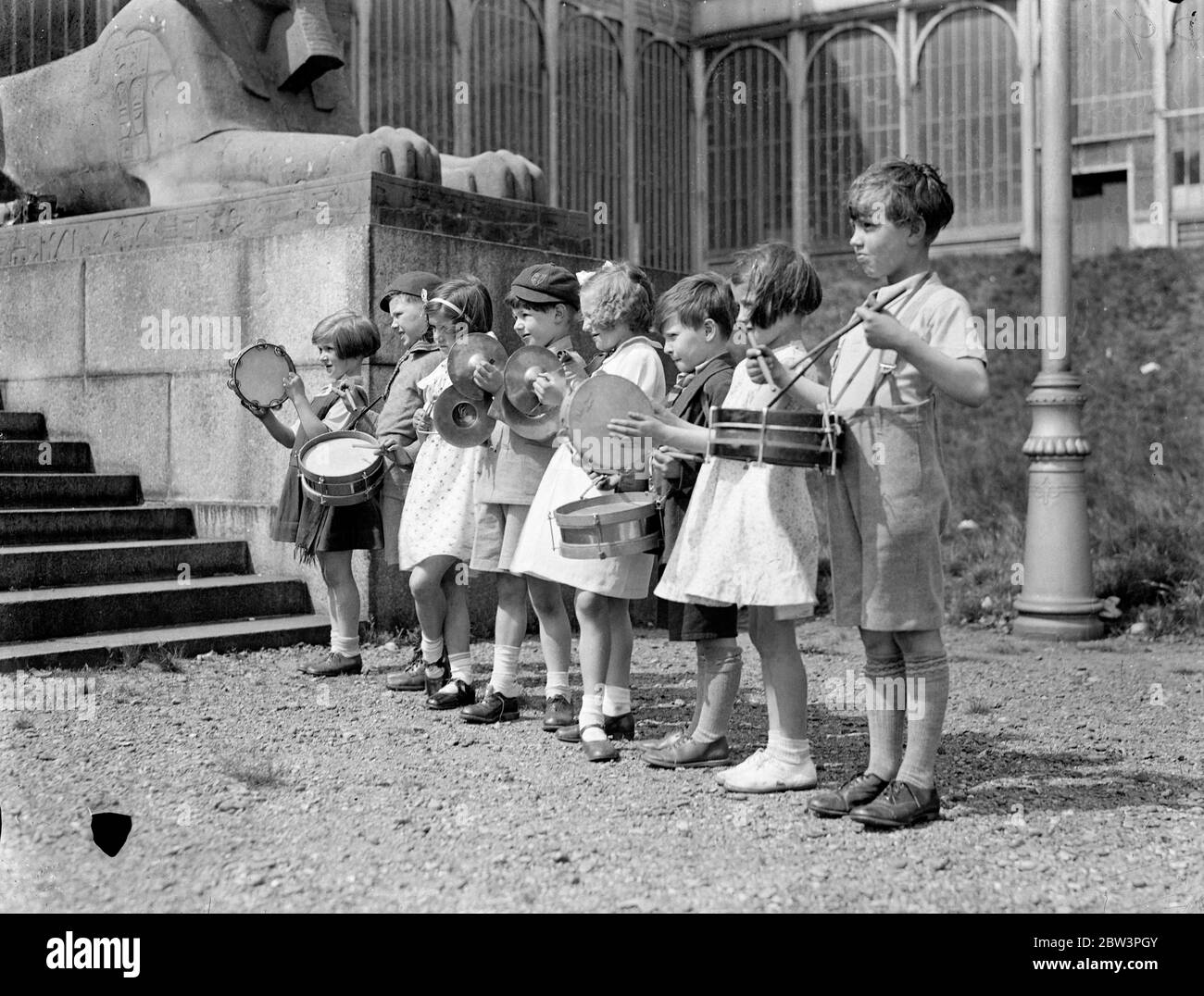 Ein fünf - Jahr - alter Dirigent beim Crystal Palace Music Festival . Die fünfjährigen Jungen und Mädchen dirigieren ihre eigenen Percurssion Bands beim 74. Jährlichen Chorfestival der English Schools' Music Association, in dem 4000 Kinder im Crystal Palace mitspielen. Zehn Kinder Percussion Bands aus verschiedenen Schulen nehmen an einem Wettbewerb Teil, der der erste seiner Art ist. Foto zeigt: EINE fünfjährige Dirigentin, die ihre Percursion Band im Crystal Palace einstudiert. 16 Mai 1936 Stockfoto