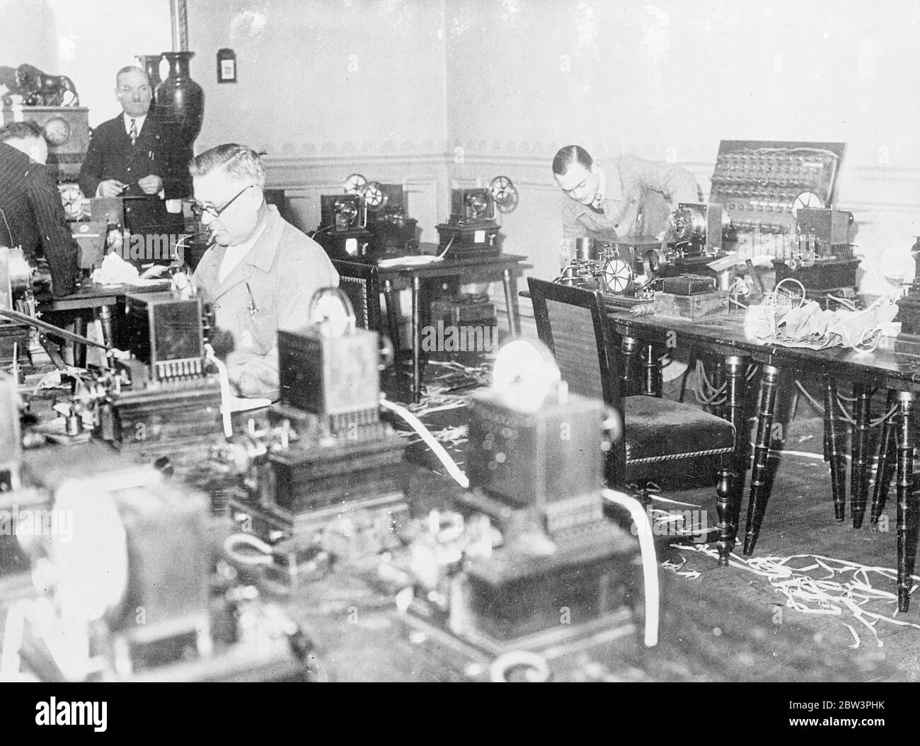 Französisch Wahlergebnisse, fließen in Ministerium des Innern. Der Mittelpunkt der französischen Parlamentswahlen, für die heute (Sonntag) die Meinungsumfragen stattfanden, ist im Innenministerium, Paris. Hier werden die Stimmen von elf Millionen Franzosen als Erträge aus 89 Abteilungen eingespielt. Die Abgeordnetenkammer hat 618 Mitglieder. Foto zeigt, die eingehende Drahtvorrat, wo die Wahlergebnisse beim Innenministerium in Paris empfangen werden. 26. April 1936 Stockfoto