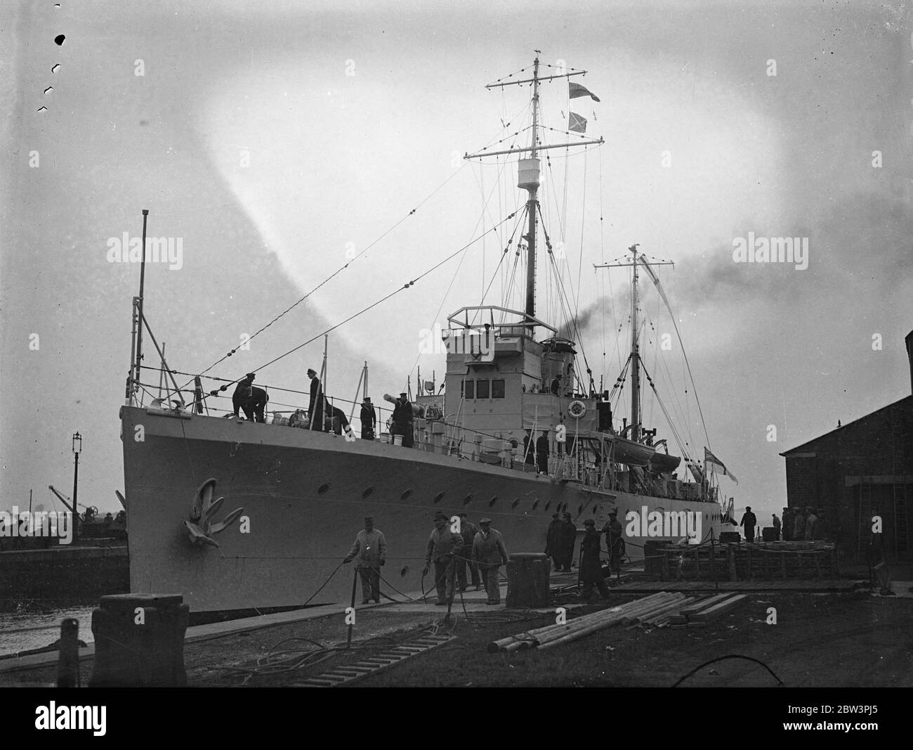 HMS Scarborough Haus nach zweieinhalb Jahren in Bermuda. Verwandte jubeln als HMS Scarborough in Chatham angekommen. 13 Dezember 1935 Stockfoto