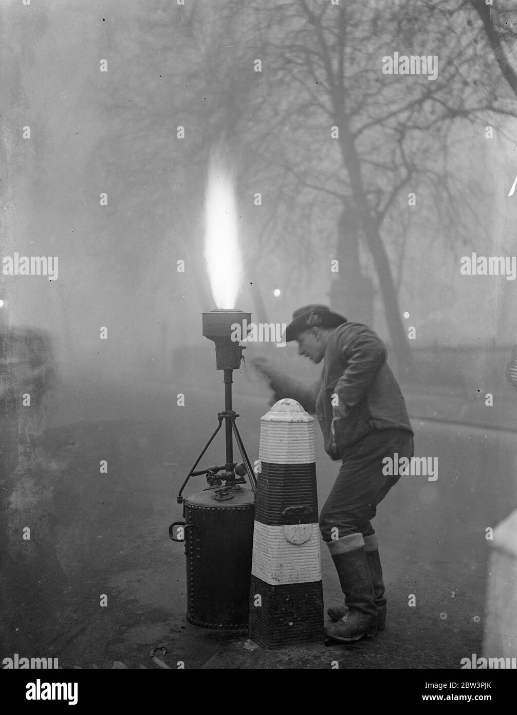 Fackeln im Nebel gebunden London . Anpassung der riesigen Fackeln verwendet, um den Verkehr in Parliament Square zu unterstützen. Dezember 1935 Stockfoto
