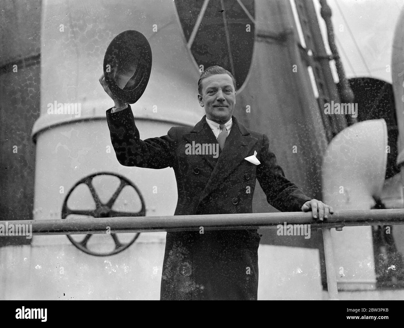 Dennis King kommt aus Amerika. Dennis King , der Bühnen- und Filmschauspieler, kam mit dem Liner Aquitania aus Amerika nach Southampton. Foto zeigt, Dennis King bei der Ankunft in Southampton. Dezember 1935 Stockfoto