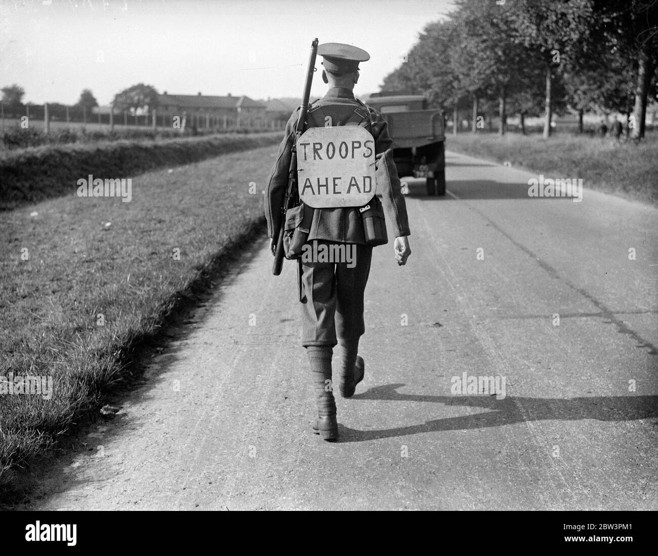 Truppen Warnung Autofahrer während Übungen in Hampshire. Truppen während Eastern Command Übungen. Foto zeigt, Soldaten in einer Landstraße in der Nähe Houghton während der Übungen. 10. September 1935 Stockfoto