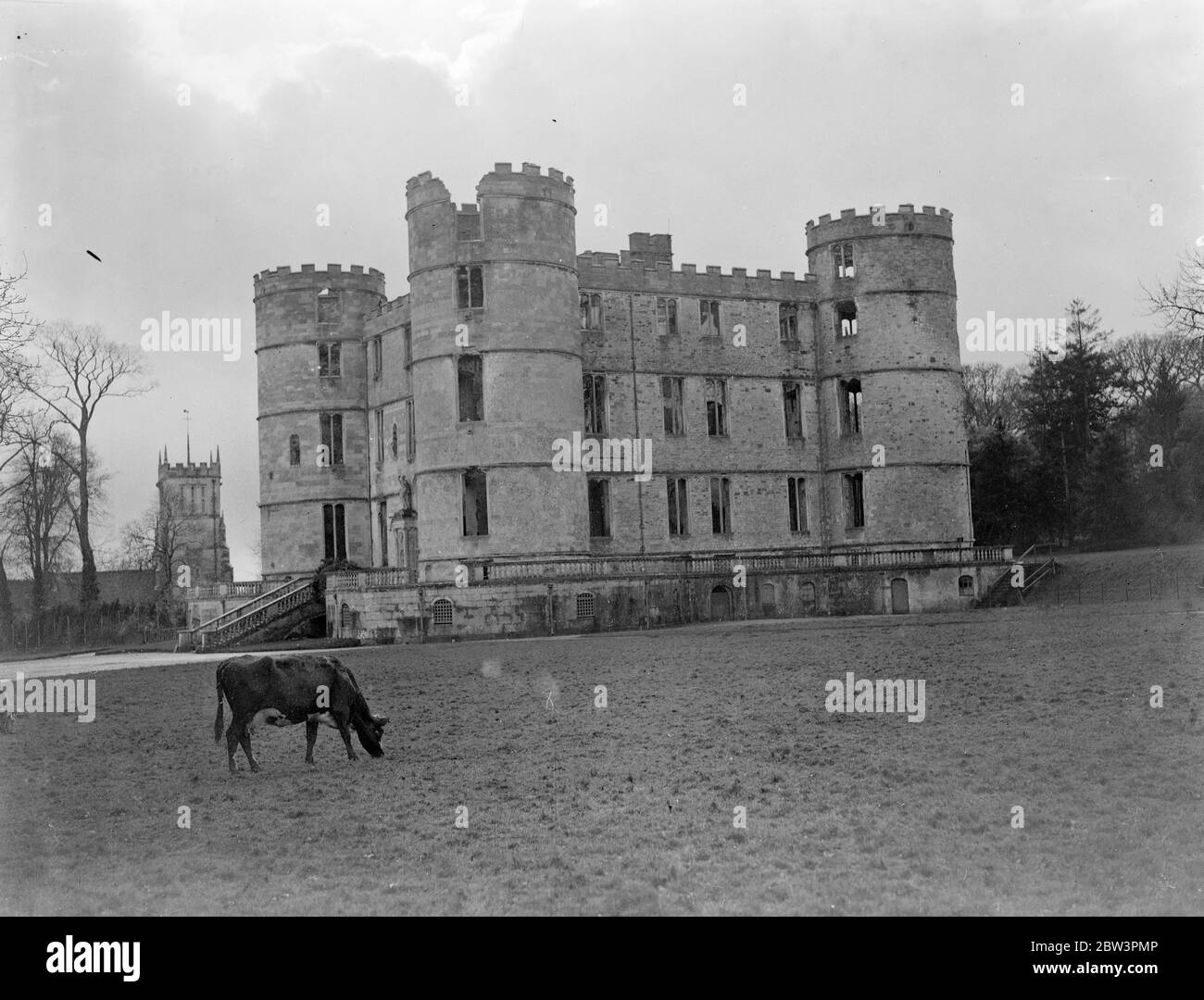Lulworth, die englische ' Bastille '. Schloss, das im Exil Französisch Monarch zu Tränen reduziert. Mit so großen Ähnlichkeit zu den Schlössern seines geliebten Frankreich, dass die Exil-König Charles X brach in Tränen vor Augen von ihm, Lulworth Castle, in Wareham, Dorset, ist die englische ' Bastille '. Das Aussehen des berühmten Gefängnisses, dessen Sturm 1789 mit der Französischen Revolution begann, ist durch unzählige Drucke bekannt und durch diese wird die Ähnlichkeit der beiden historischen Gebäude sichtbar. Der von der Revolution von 1830 ins Exil geschickt wurde, war Inscri Stockfoto