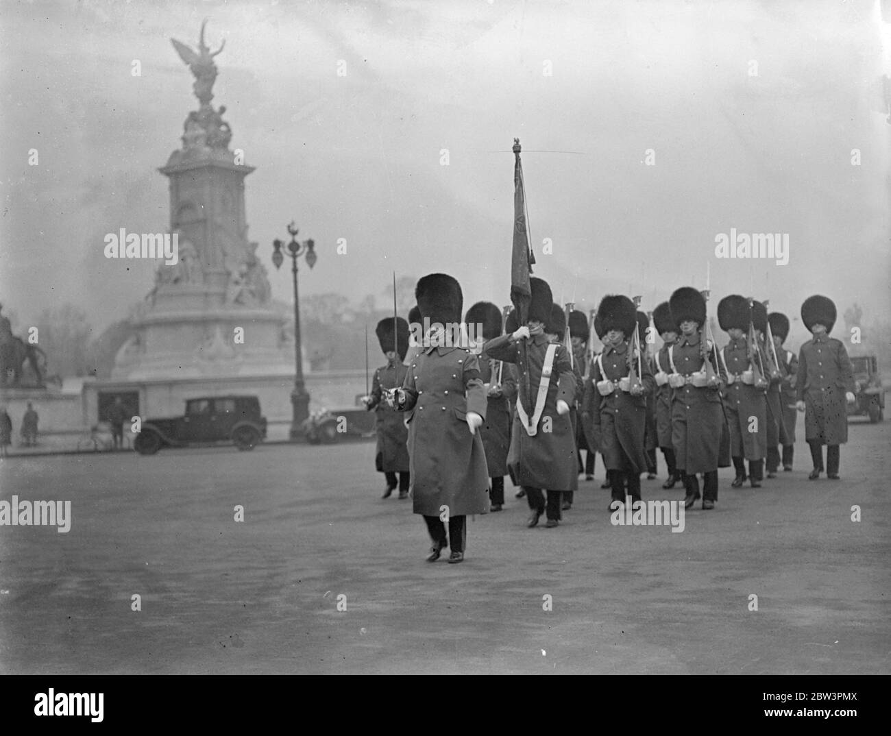 Schwarze Armbänder bei Wachwechsel. Offiziere trugen schwarze Bänder in Trauer um die Schwester des Königs, Prinzessin Victoria, als der Wechsel der Wachen fand am Buckingham Palace. Foto zeigt, schwarze Armbänder bei der Änderung der Wache. Dezember 1935 Stockfoto