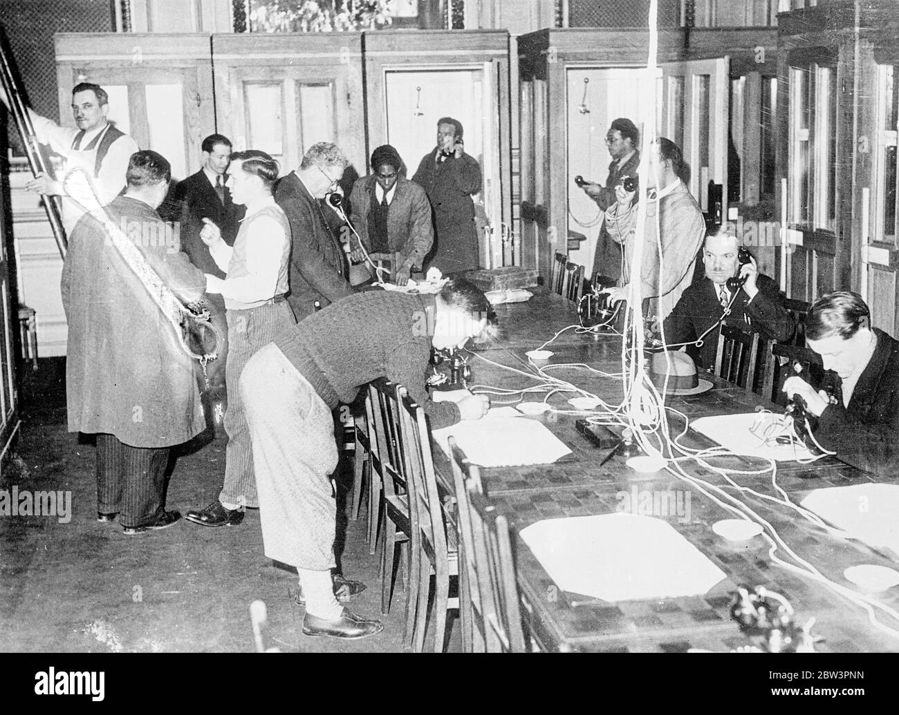 Französisch Wahlergebnisse, fließen in Ministerium des Innern. Der Mittelpunkt der französischen Parlamentswahlen, für die heute (Sonntag) die Meinungsumfragen stattfanden, ist im Innenministerium, Paris. Hier werden die Stimmen von elf Millionen Franzosen als Erträge aus 89 Abteilungen eingespielt. Die Abgeordnetenkammer hat 618 Mitglieder. Foto zeigt, die Reporter Zimmer im Ministerium des Innern, Paris. Das Zimmer ist mit Telefonzellen und Schreibtischtelefonen ausgestattet. 26. April 1936 Stockfoto