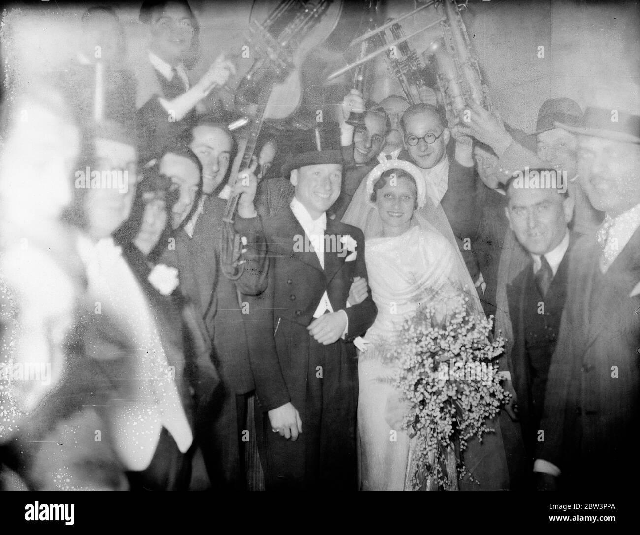 Musikalische Hochzeit für Raymond, berühmte Band Führer, in London. Kehrte aus Neuseeland zu heiraten. Manuel Raymond heiratete Miss Dolly Sheldon in der Großen Synagoge, St James Place, London. 26. September 1935 Stockfoto