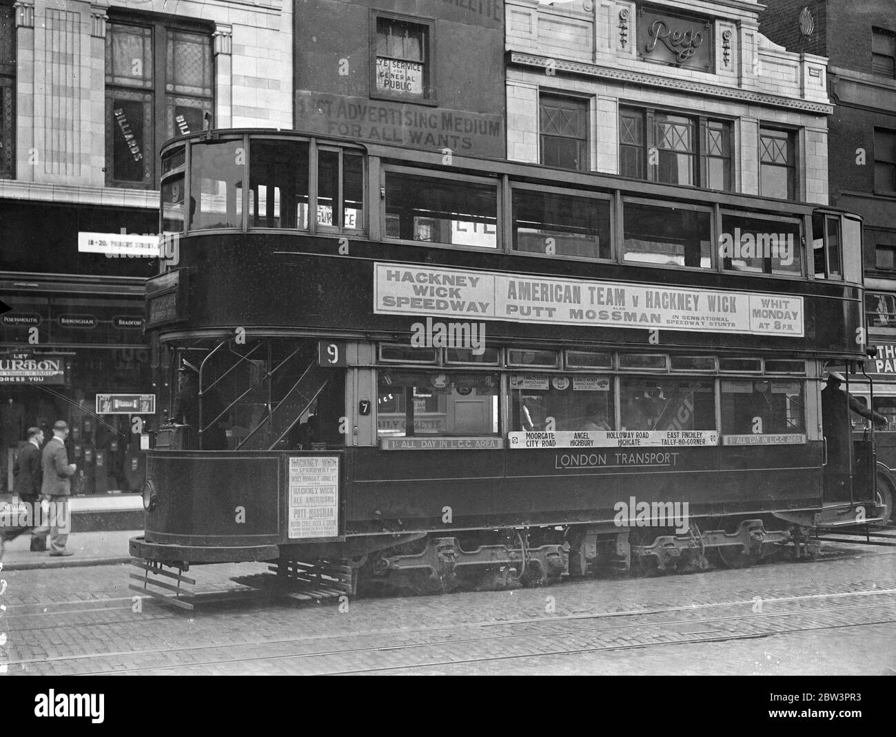 Eine Londoner Straßenbahn auf der Princes Street, London. Juni 1936 Stockfoto