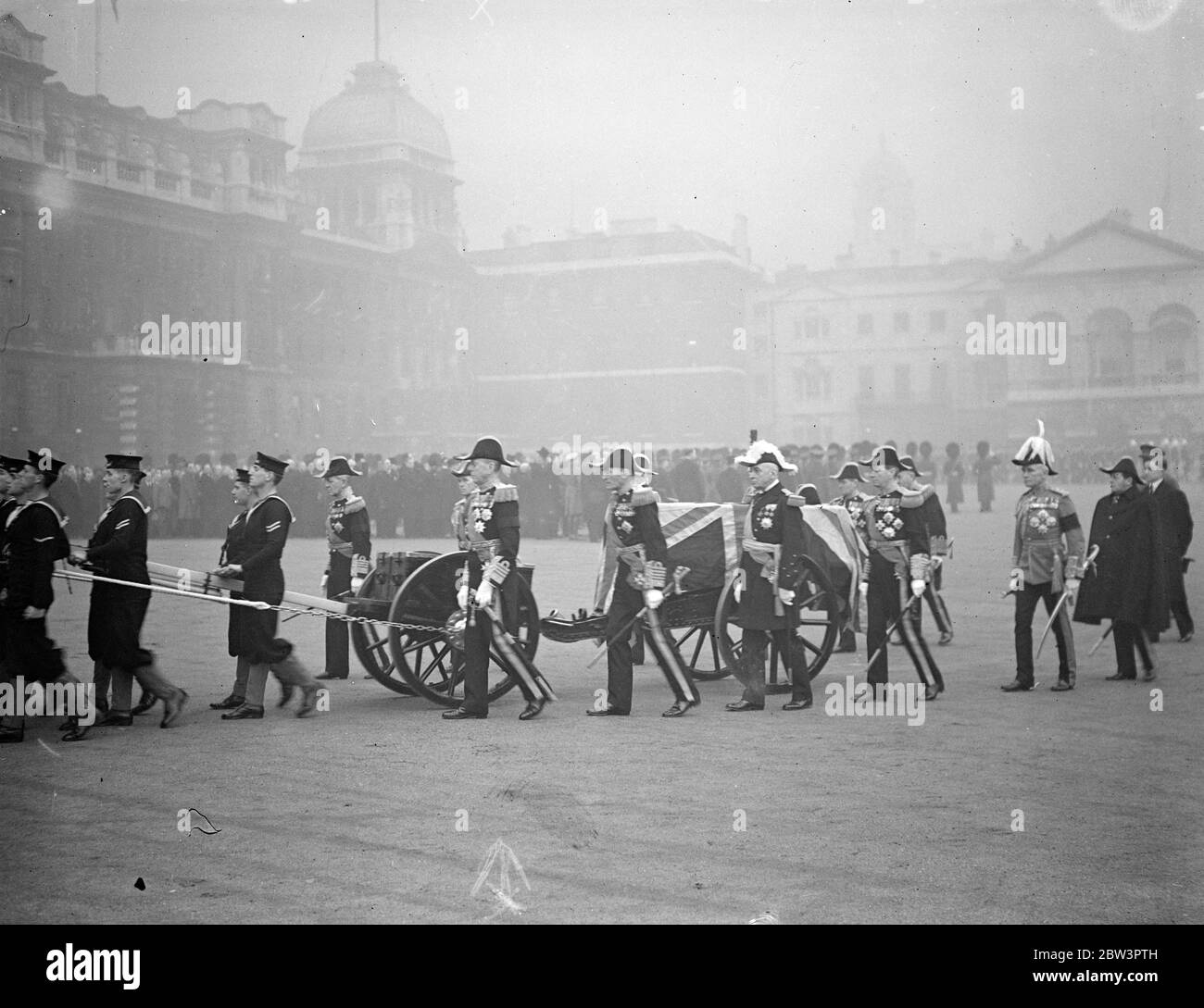 Die Staatsbegräbnis von Earl Jellicoe . Prozession von Horse Guards zu St. Paul 's ist Nation 's letzte Tribut. Die Gewehrwagen von Admiralen begleitet verlassen die Horse Guards am Anfang der Prozession . 25. November 1935 Stockfoto