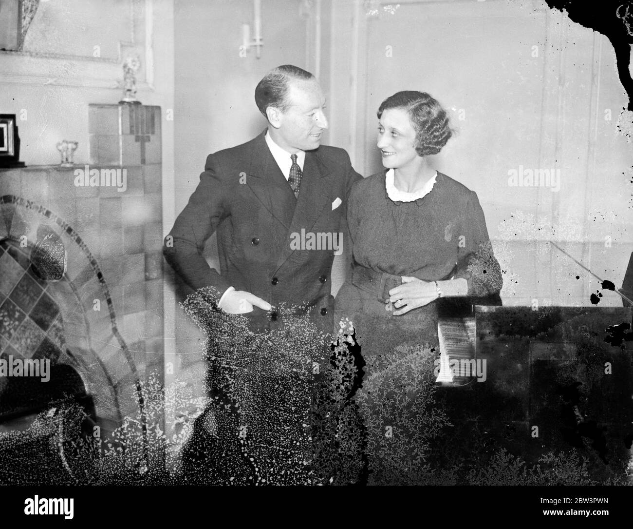 Manuel Raymond, bekannter Bandleader, kehrt aus Neuseeland zurück, um zu heiraten. Manuel Raymond, der Tanzkapellmeister, und seine Verlobte, Miss Dolly Sheldon, fotografierten in London. 24. September 1935 Stockfoto