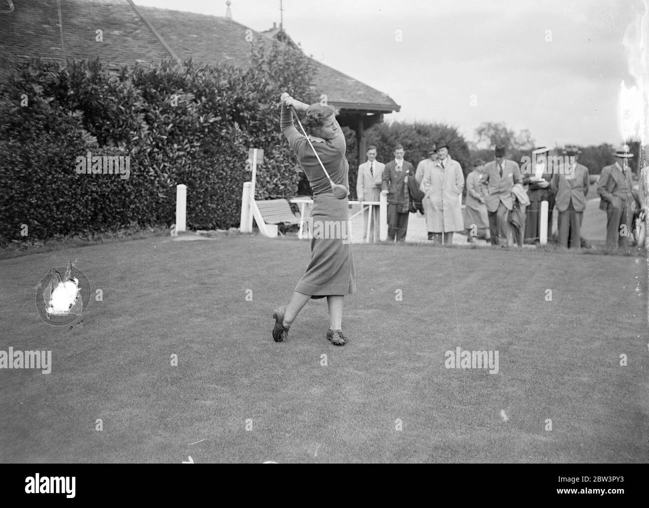 Jessie Anderson schlägt Pam Barton bei 37 Loch für Französisch Golf Titel . Miss Jessie Anderson aus Perth konnte Miss Pam Barton, die 19-jährige Inhaberin der britischen Meisterschaft, am 37 Loch besiegen, als sie sich im Finale der französischen offenen Golfmeisterschaft für Frauen auf dem La Boulie-Platz bei Versailles traf. Die beiden waren so gleichmäßig aufeinander abgestimmt, dass sie alle quadratisch an der 36 waren. Foto zeigt, Miss Pam Barton im Spiel gegen Jessie Anderson. 10 Juli 1936 Stockfoto