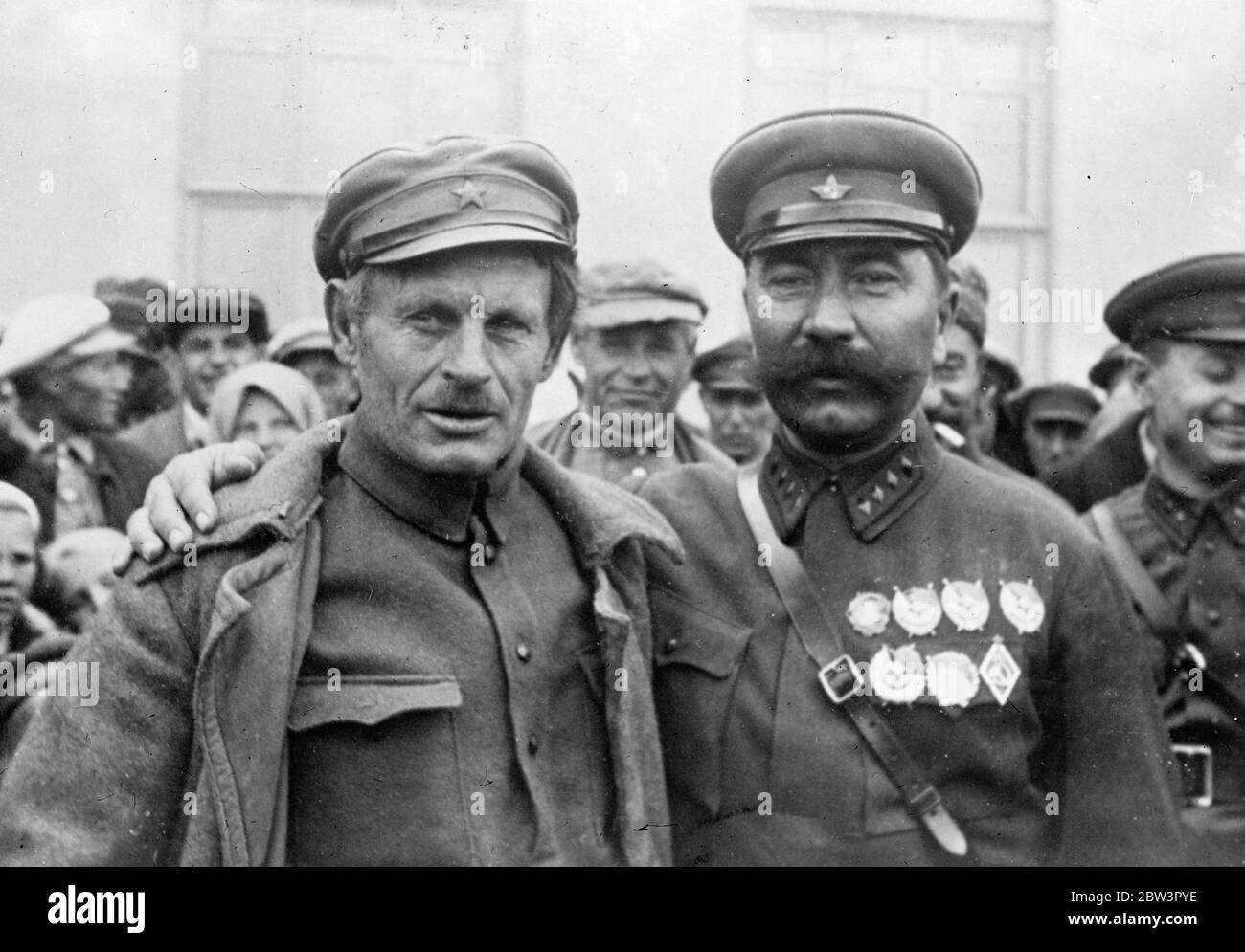Berühmter russischer Kavallerieführer trifft einen alten Kameraden. S i Budyonny, der berühmte Führer der Kavallerie (rechts) mit Kirssnov, sein ehemaliger Kamerad bei den Jubiläumsfeiern. 26. November 1935 Stockfoto