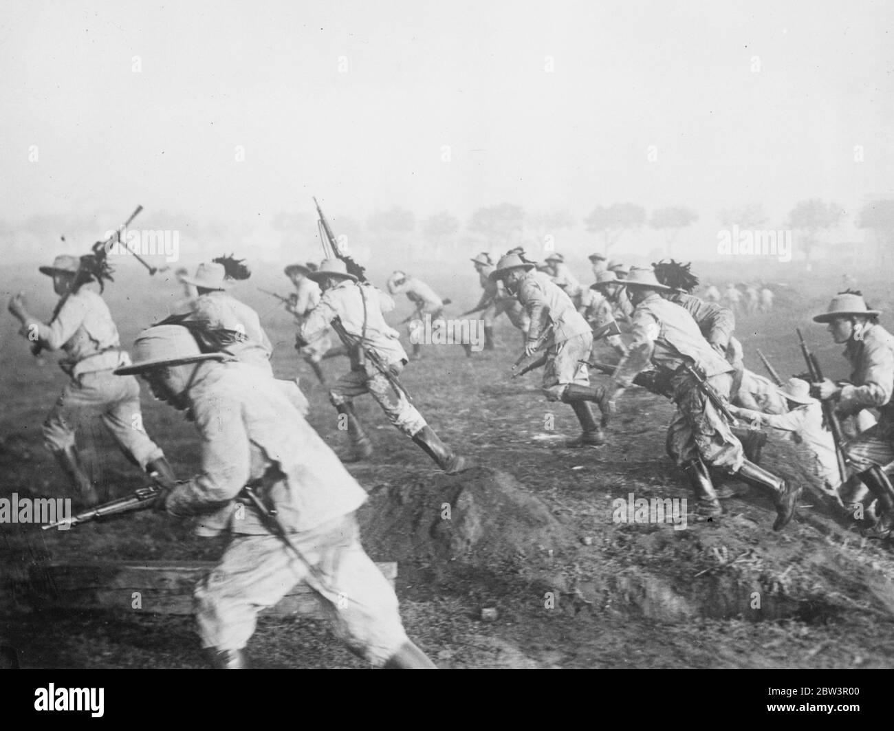 Italien 's Riss Regiment erlebt Krieg Triumphe. Die Bersaglieri , voll ausgestattet , Angriff über rauen Boden während der Anzeige . November 1935 Stockfoto
