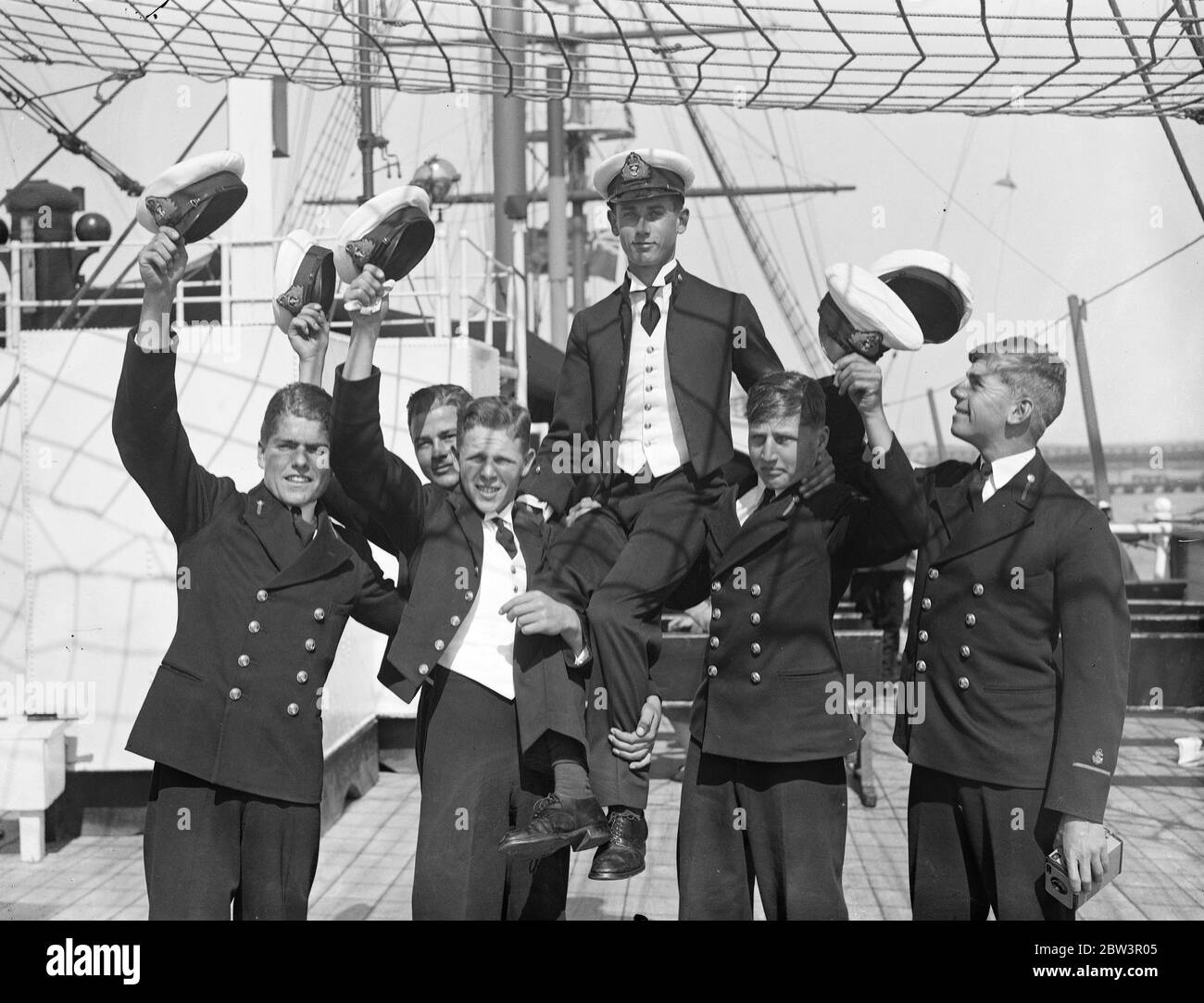 Preistag auf der HMS Worcester, das Trainingsschiff der Thames Nautical Training College in Greenhithe, Kent.Photo zeigt, Cadet R A N Cox Gewinner der King ' s Gold Medal, wird nach dem Preis unter Vorsitz. August 1935 Stockfoto