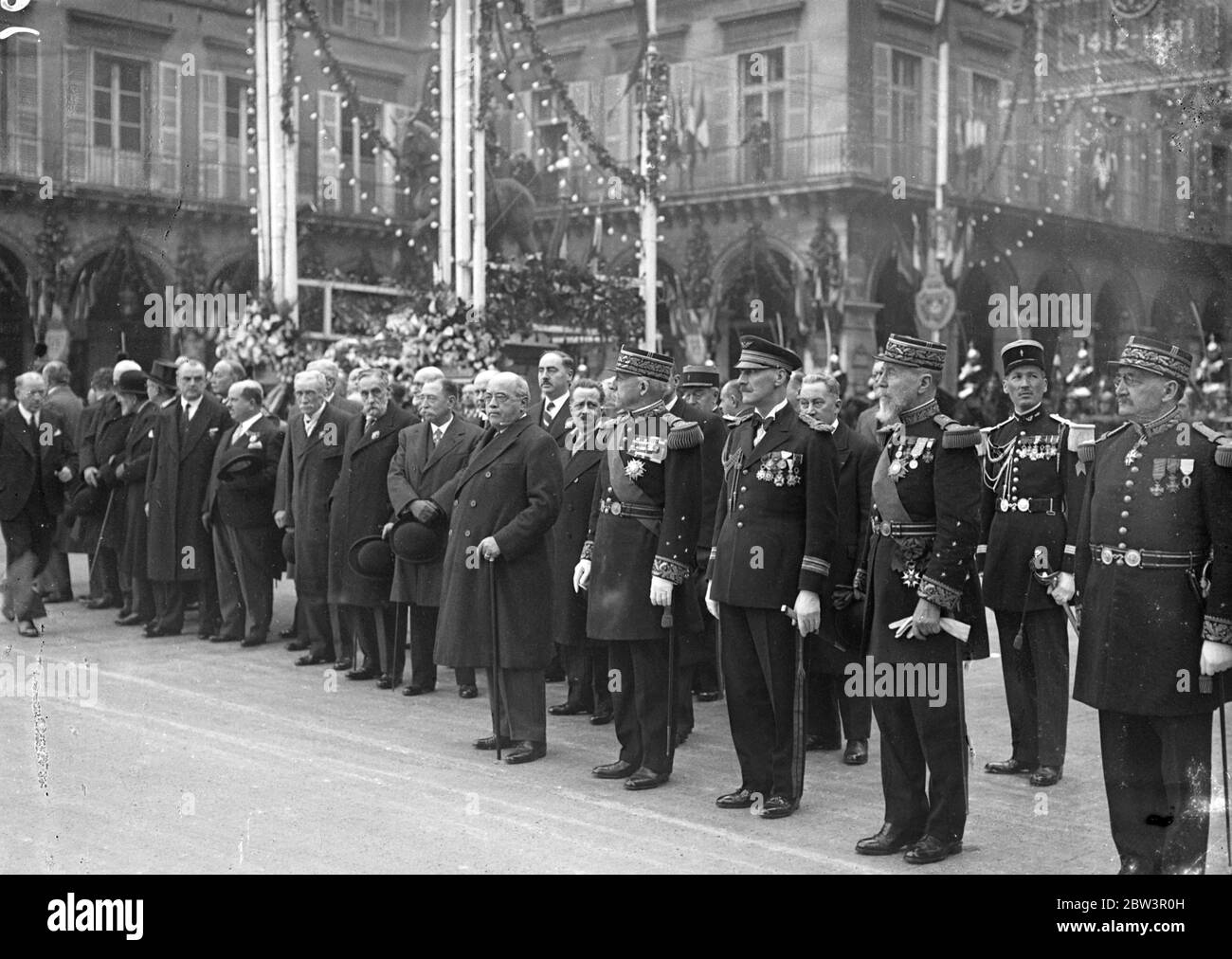 Tausende feiern Jeanne d'Arc' s Tag in Paris. Premier nimmt an der Zeremonie Teil. Tausende von Mitgliedern der Croix de Feu (französische faschistische Organisation) und andere Anhänger der Rechten, der Armee und der Regierung nahmen an den jährlichen Feierlichkeiten in Paris am Tag der Jeanne d'Arc Teil. Eine große Prozession ging von der Statue von St. Joan in der Place St Augustine auf die Statue in der Place de Pyramides in der Rue de Rivoli, wo Colonel de la Rocque, Führer der Croix de Feu, nahm den Gruß. Foto zeigt, Premier Sarraut (Mitte) und General Gouraud (rechts) bei der Zeremonie in den Ort Stockfoto