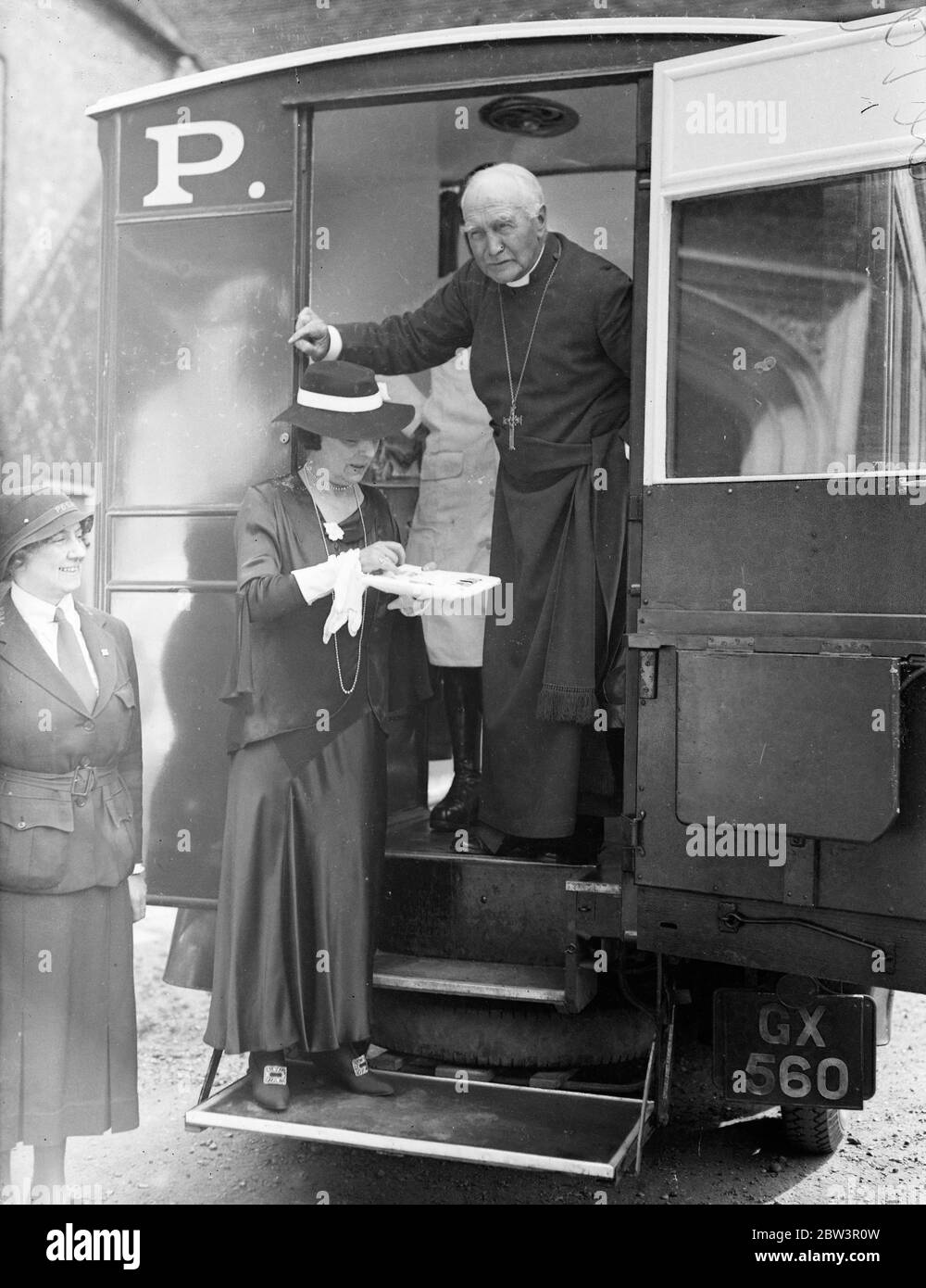 Bischof von London als Gastgeber für PDSA im Fulham Palace. Der Bischof von London, Dr. Winnington Ingram, präsidierte bei einer Sitzung im Fulham Palace, um die Menschen zu helfen ' s Dispensary für kranke Tiere. An der Sitzung nahmen Frau M E Dickin, OBE, Gründerin und Ehrendirektorin der PUSA Teil. In den Schlossgärten war eine Karawanenspenderin zu sehen. Foto zeigt, MRA M E Dickio, OBE, zeigt den Bischof von London die verschiedenen Reihenfolge der PDSA, nachdem er die mobile Apotheke besucht hatte. 14 Mai 1936 Stockfoto