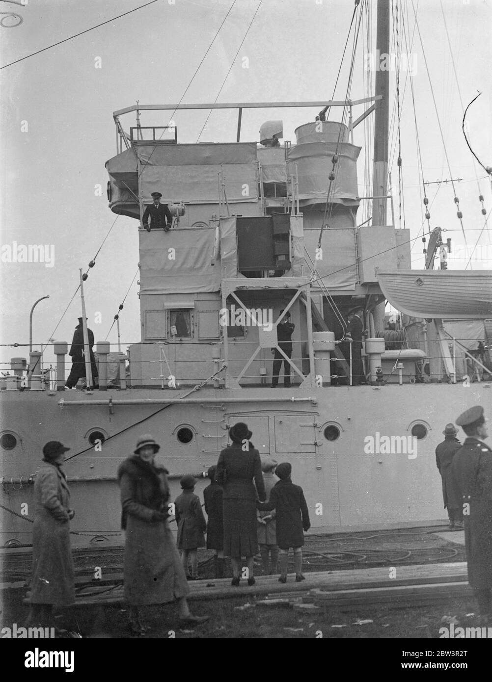 HMS Scarborough Haus nach zweieinhalb Jahren in Bermuda. Segler an Bord der Scarborough, als sie in Chatham anlegte. 13 Dezember 1935 Stockfoto